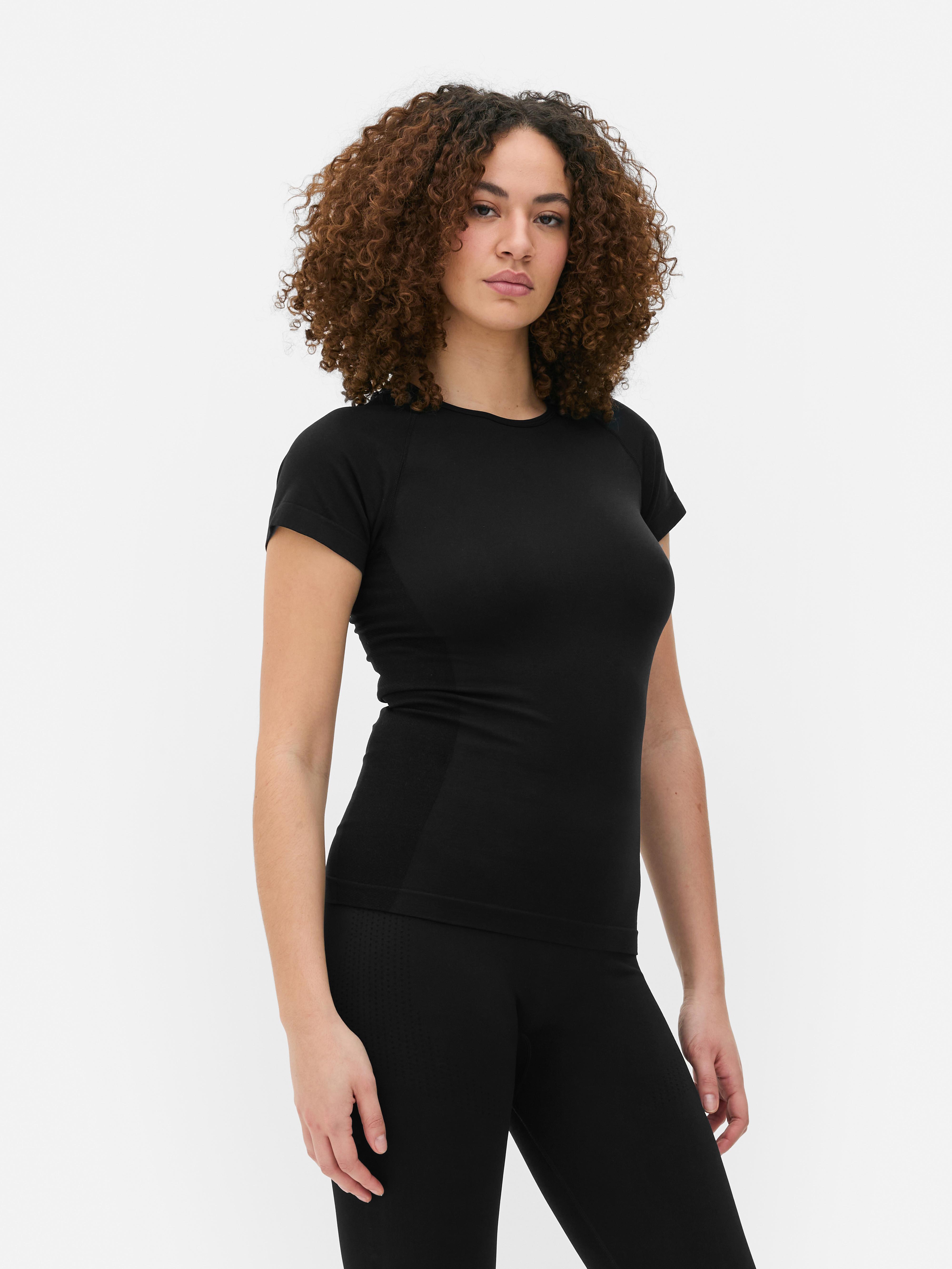 Top sport cu mânecă scurtă, fără cusături. Un top sport cu decolteu rotund, mâneci scurte și material elastic.