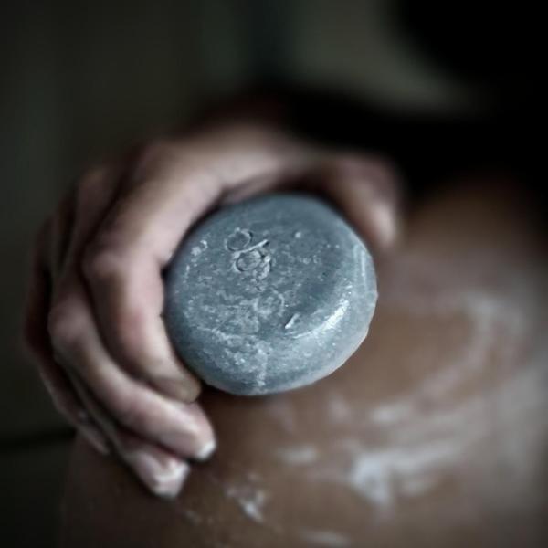 Sapone al sale naturale Obvs Skincare, menta piperita e carbone, 90 g