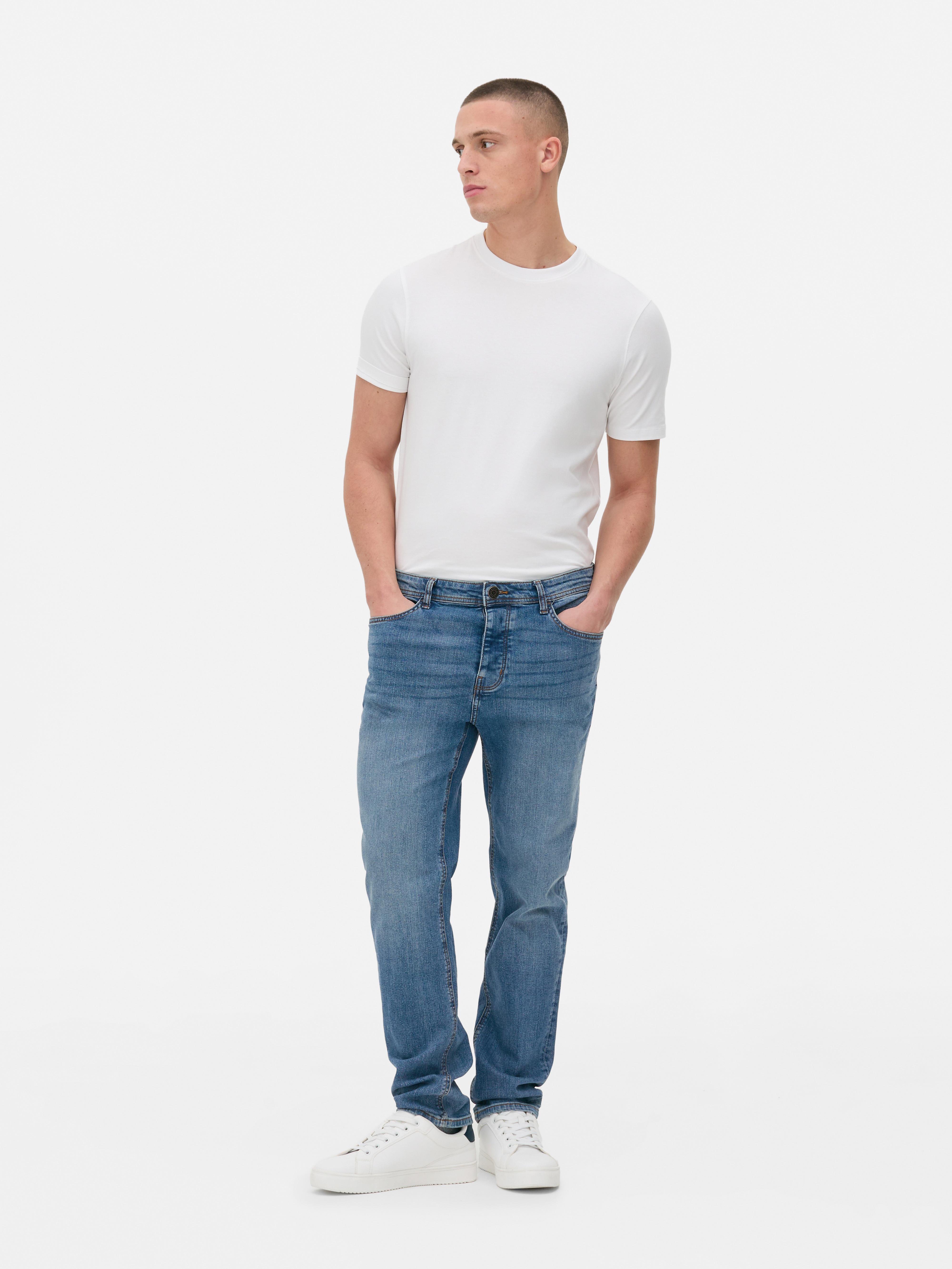 Blugi elastici, slim fit. Blugi mulați cu închidere cu nasturi, cinci buzunare și găici pentru curea.