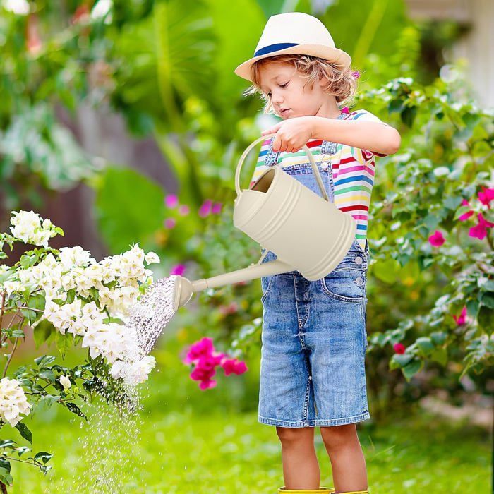 Regadera de 2 litros para plantas de interior - plástico beige con boquilla pulverizadora ergonómica y extraíble.