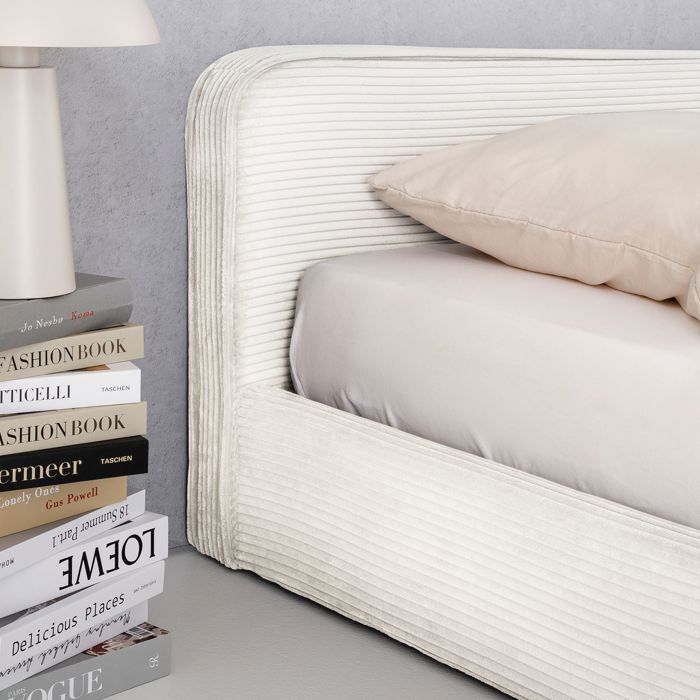 Cama doble CURSIO de 140x190 cm, tapizada en pana color crema, cama para 2 personas, estructura de madera con somier de láminas.