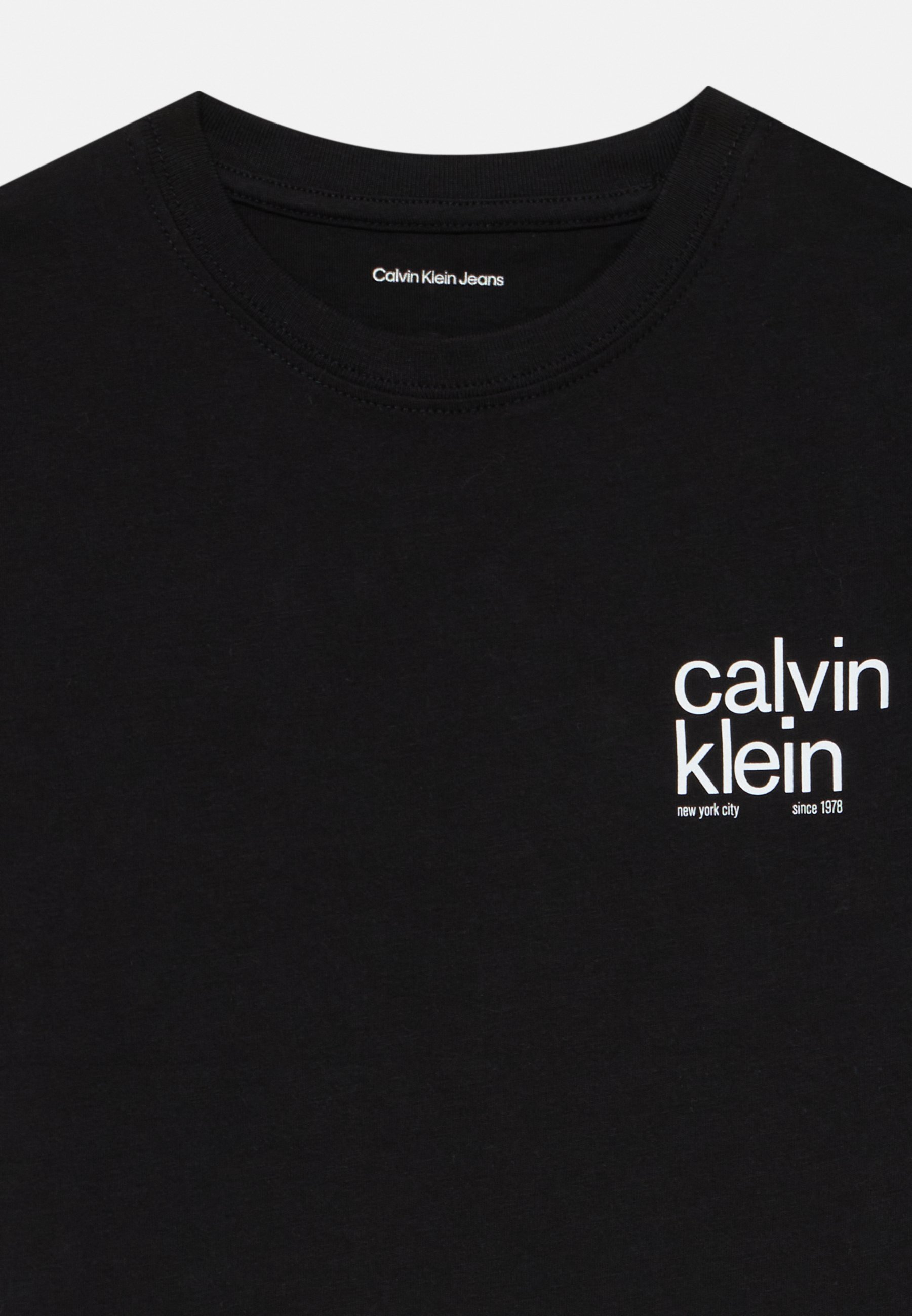 Calvin Klein Jeans Unisex-T-Shirt mit kleinem Grafikprint – schwarz