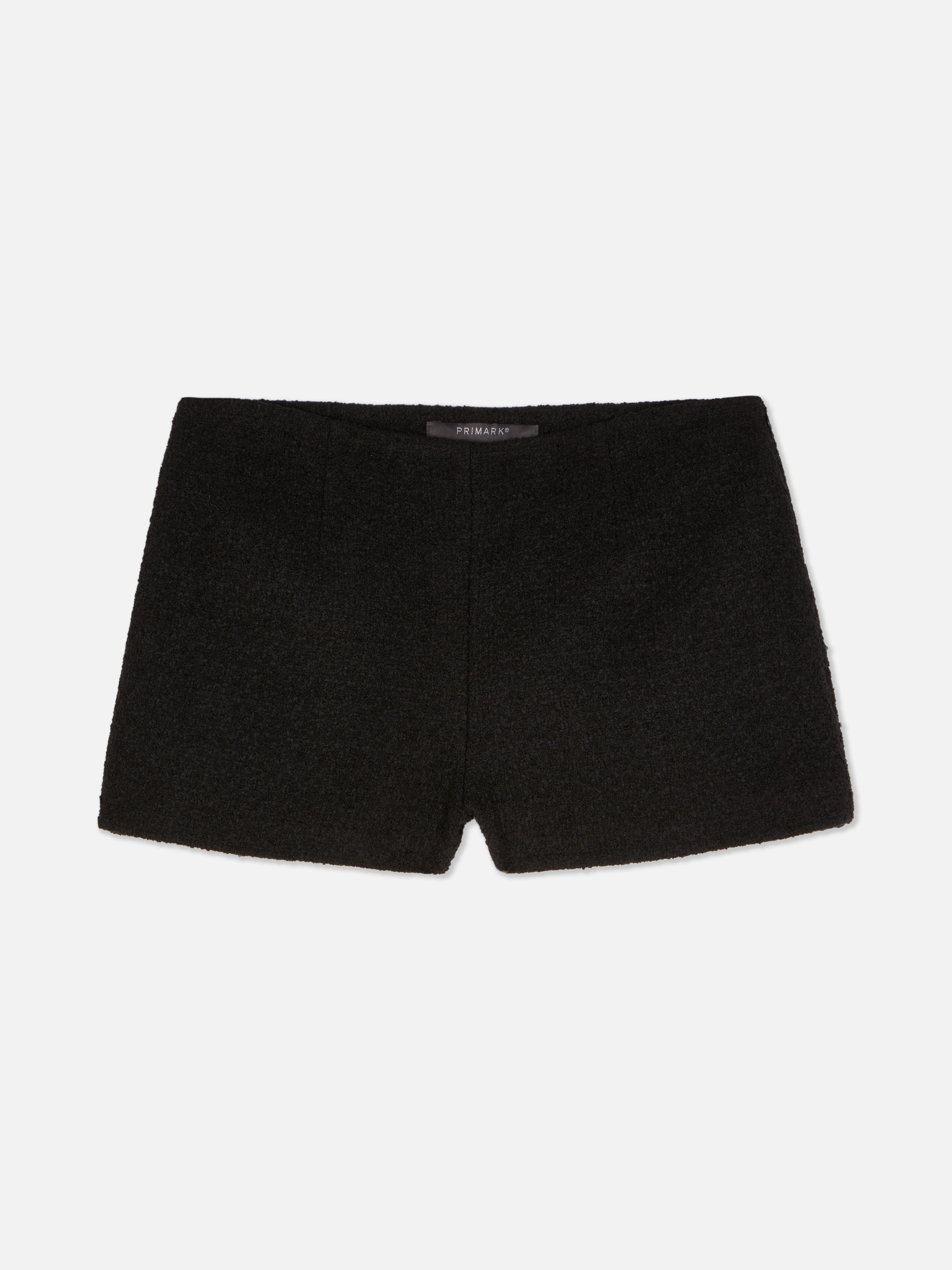 Pantaloni scurți din material bouclé cu fermoar. Pantaloni scurți din material bouclé cu fermoar pe lateral.