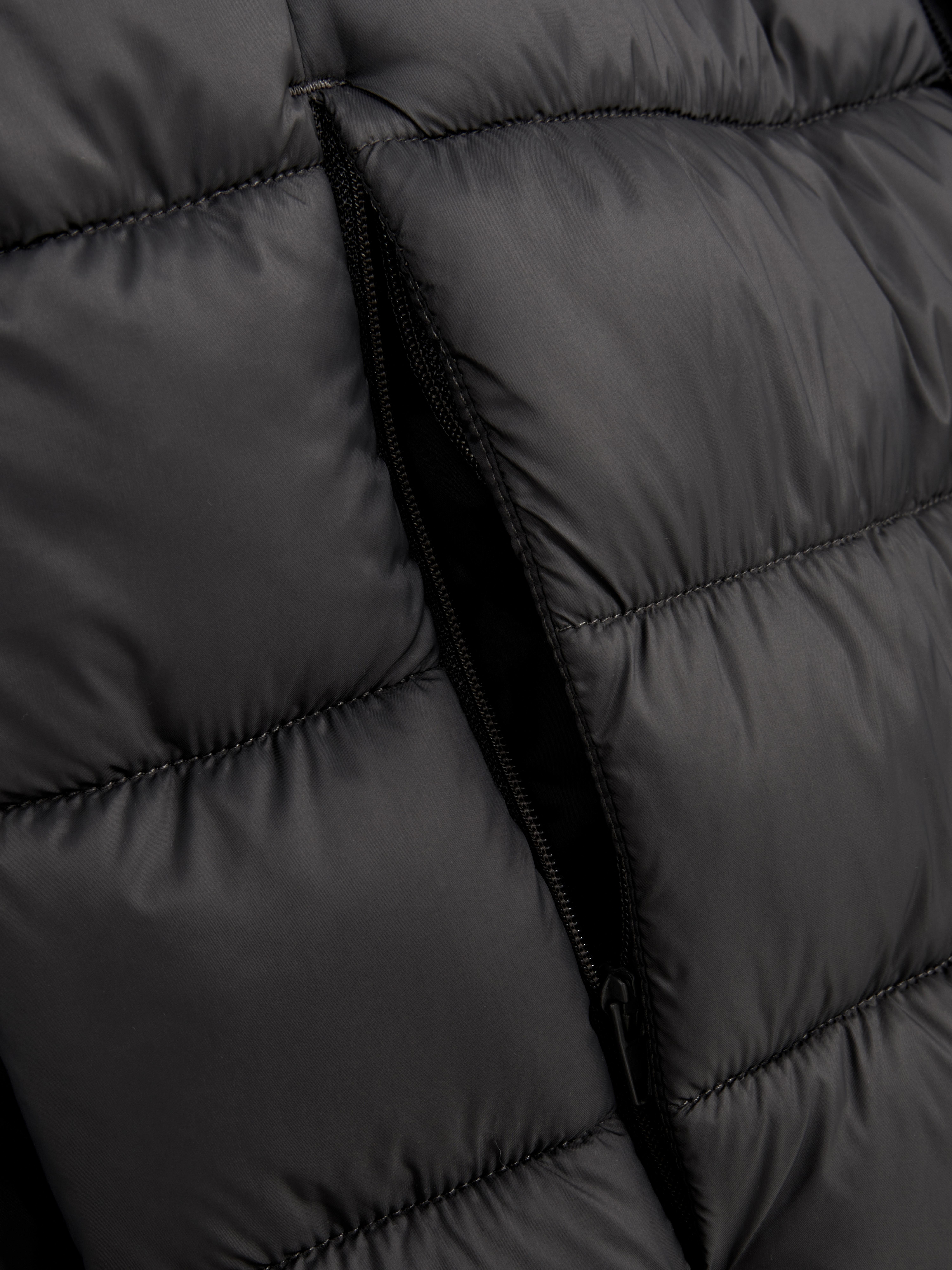 Steppjacke mit Stehkragen. Eine lässige Steppjacke mit Stehkragen, Reißverschluss und Taschen.