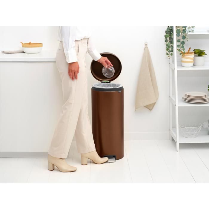 Cubo de basura con pedal Brabantia NewIcon, 30 litros, cierre suave, cubo de plástico - Bronce cálido