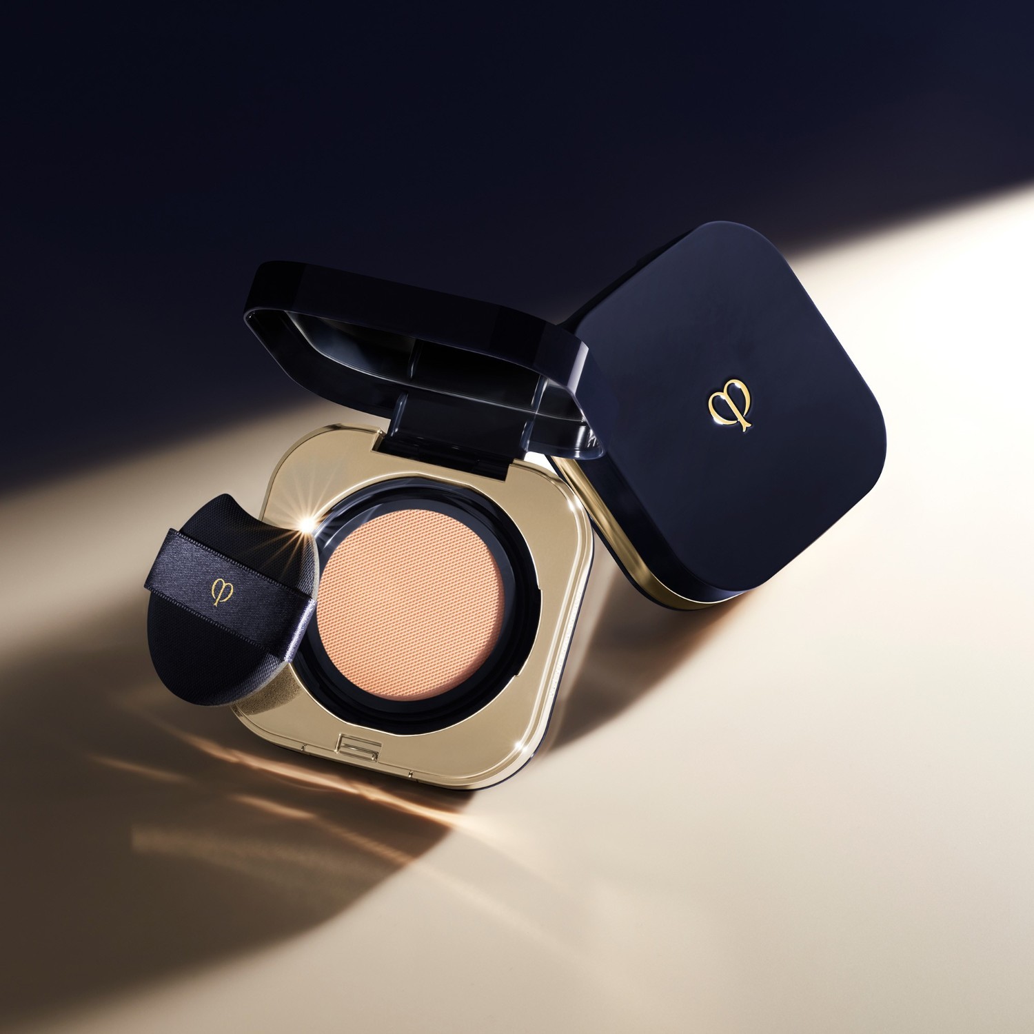 Clé de Peau Beauté Foundation Radiant Cushion Foundation Natural – 14 g