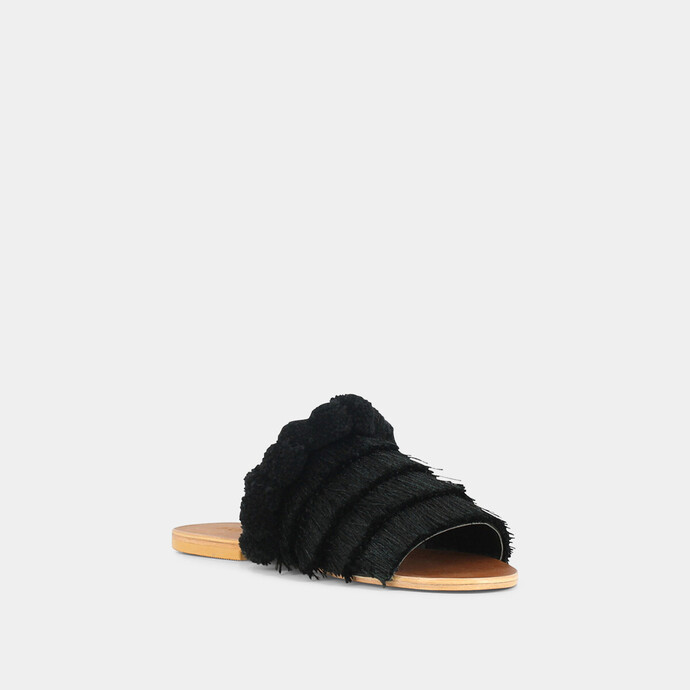 Mules en tissu noir  à franges