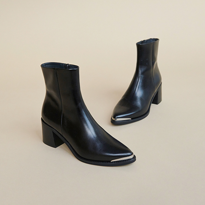 Bottines à talons et embouts argentés  en cuir noir