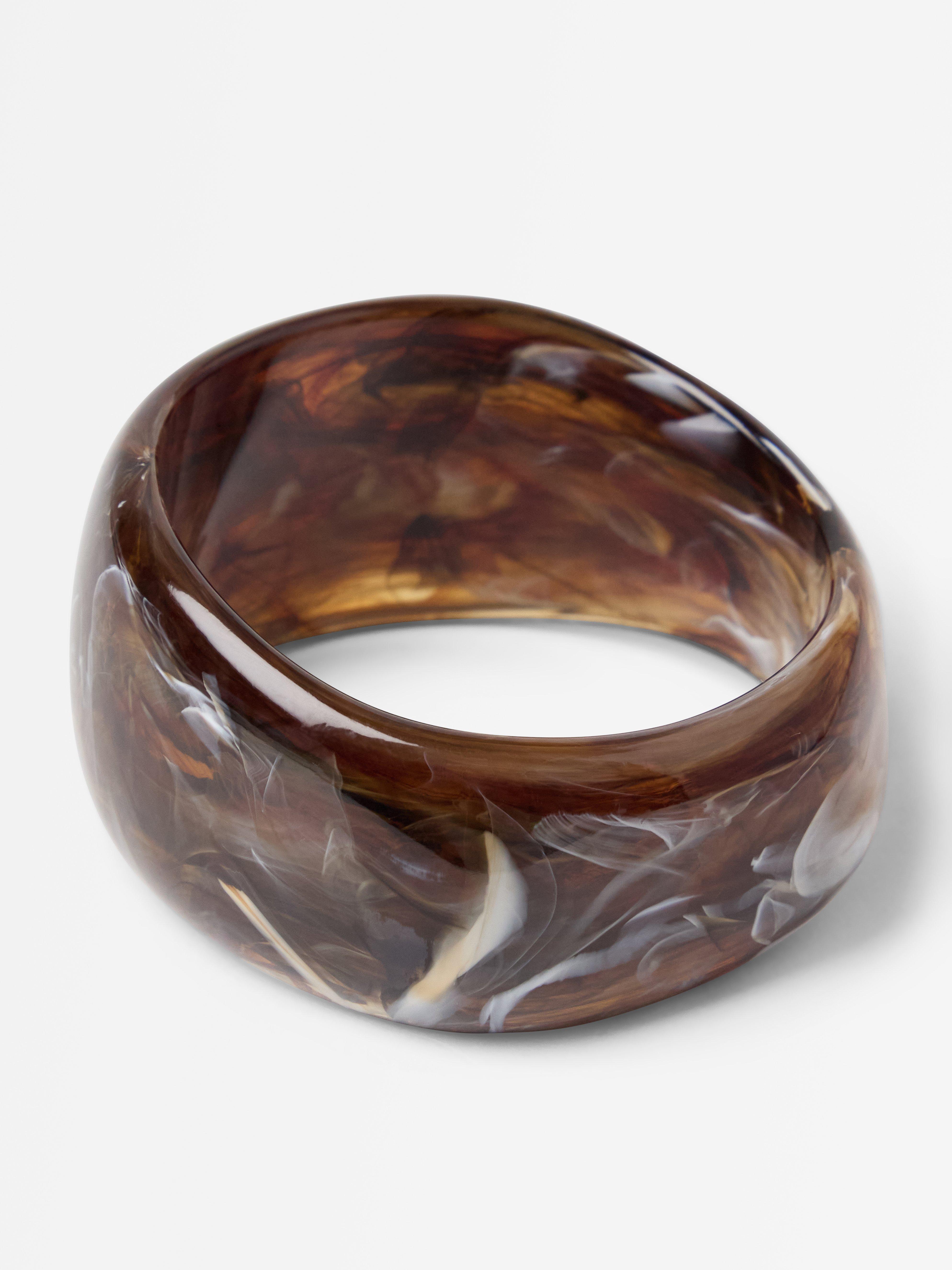 Bracelet marron poussiéreux