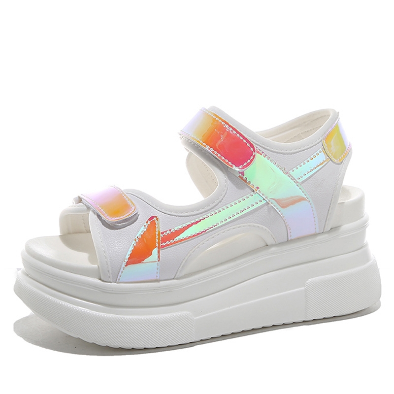 Sandales compensées blanches à talon haut de 10 cm (3,94 pouces) pour femme, bout ouvert, en cuir aux couleurs réfléchissantes.