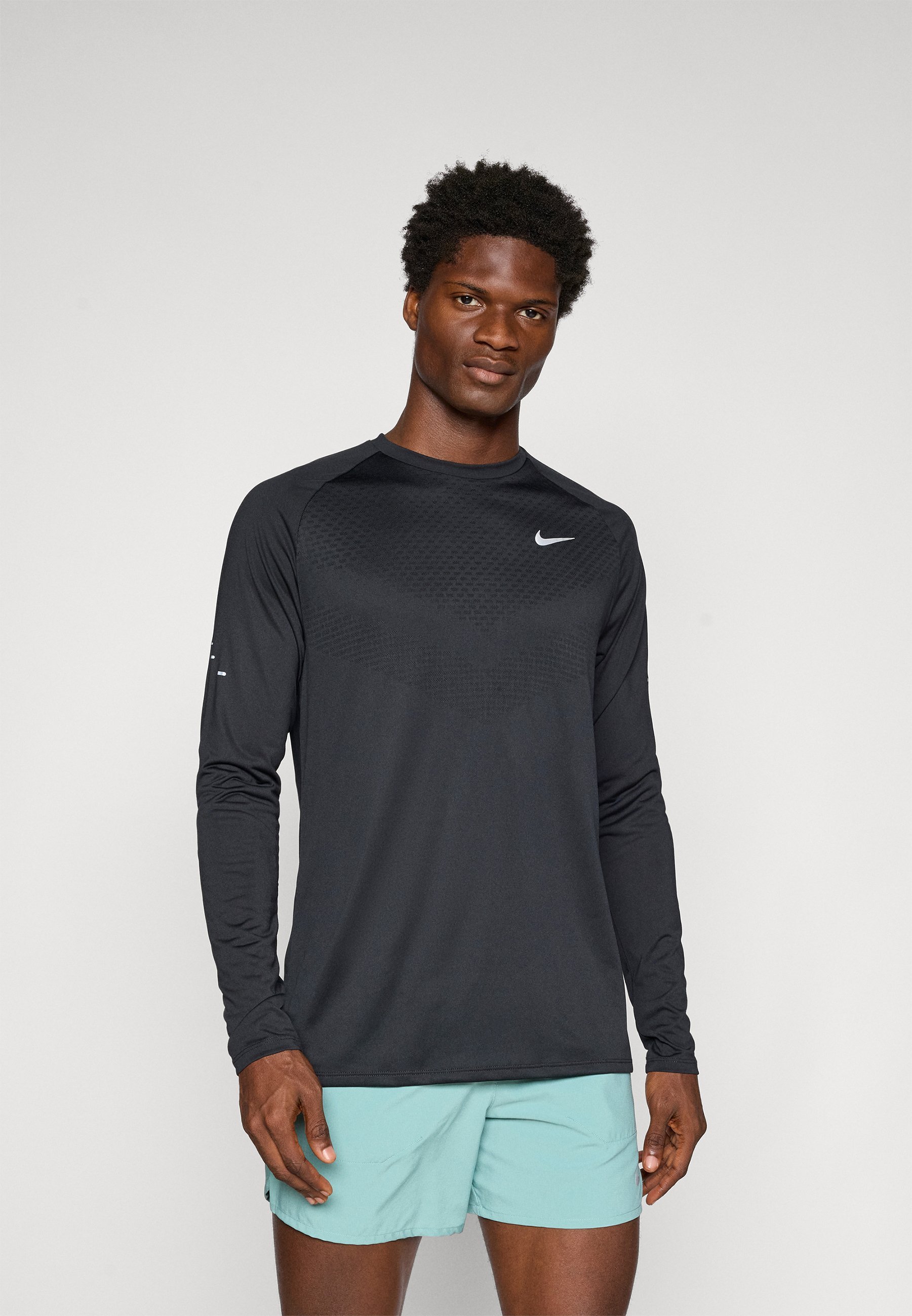 Nike Performance STRIDE TOP - Topper langermet - black/reflektiv sølvfarget
