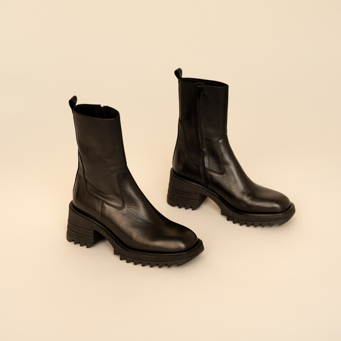Boots à talons et semelles crantées  en cuir noir