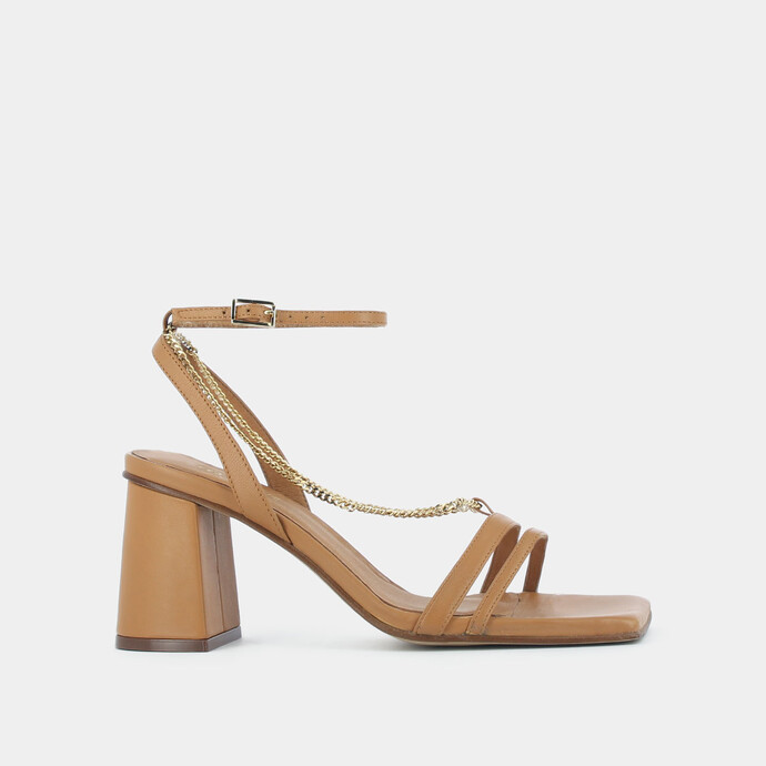 Sandales à talons et chaînes dorées  en cuir camel