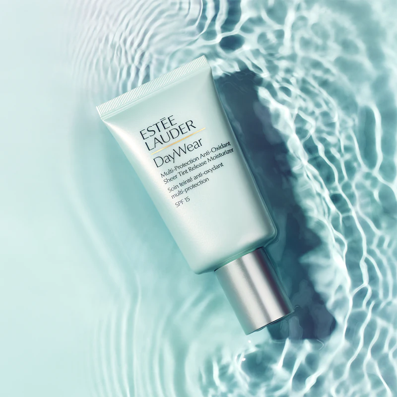 Hydratačný krém Estée Lauder DayWear Multi-Protection Anti-Oxidant Sheer Tint Release Moisturizer SPF 15 pre všetky typy pleti