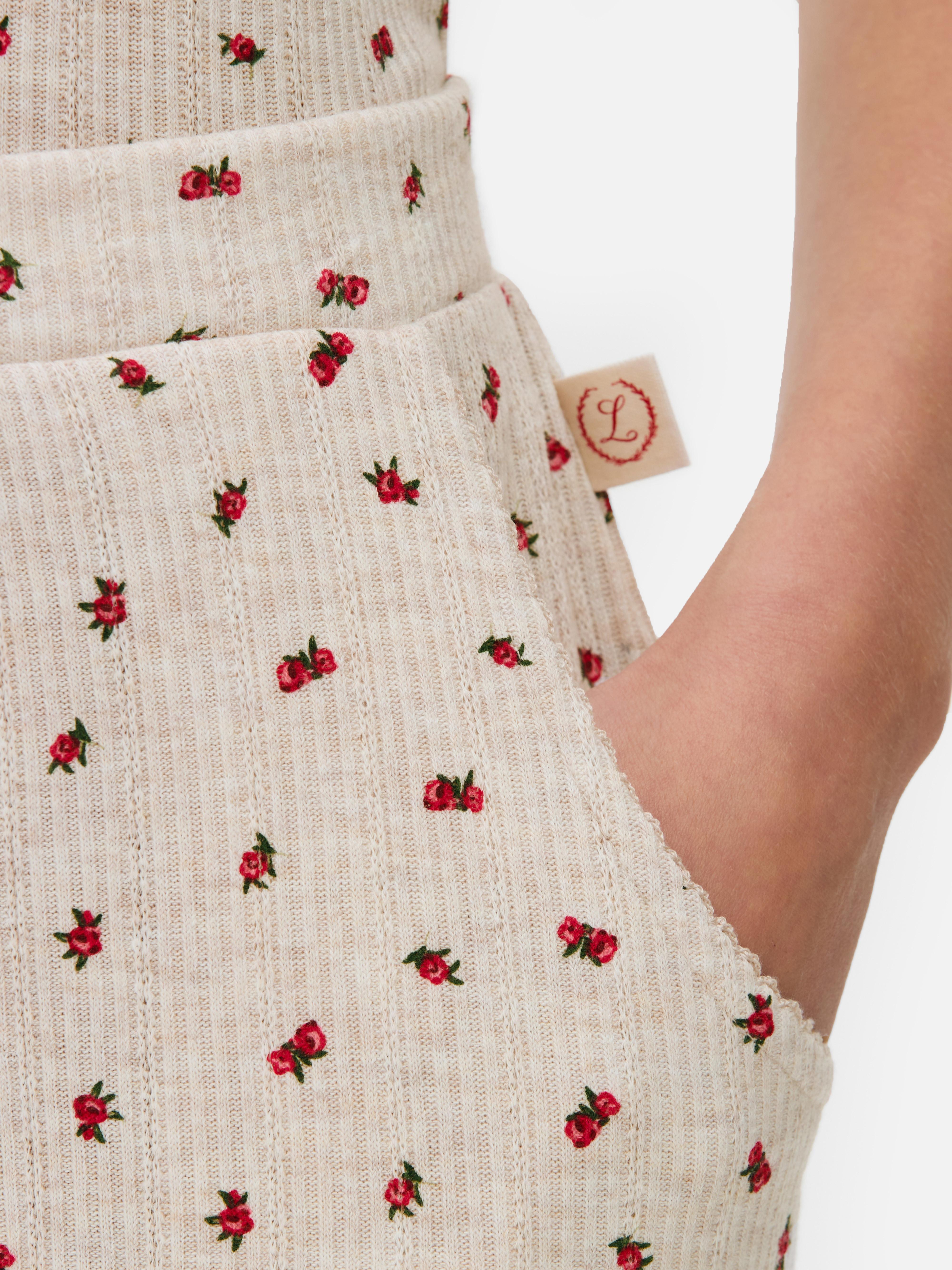 Pantaloni scurți de pijama cu modele florale Pantaloni scurți de pijama cu modele florale contrastante, buzunare laterale și tiv festonat