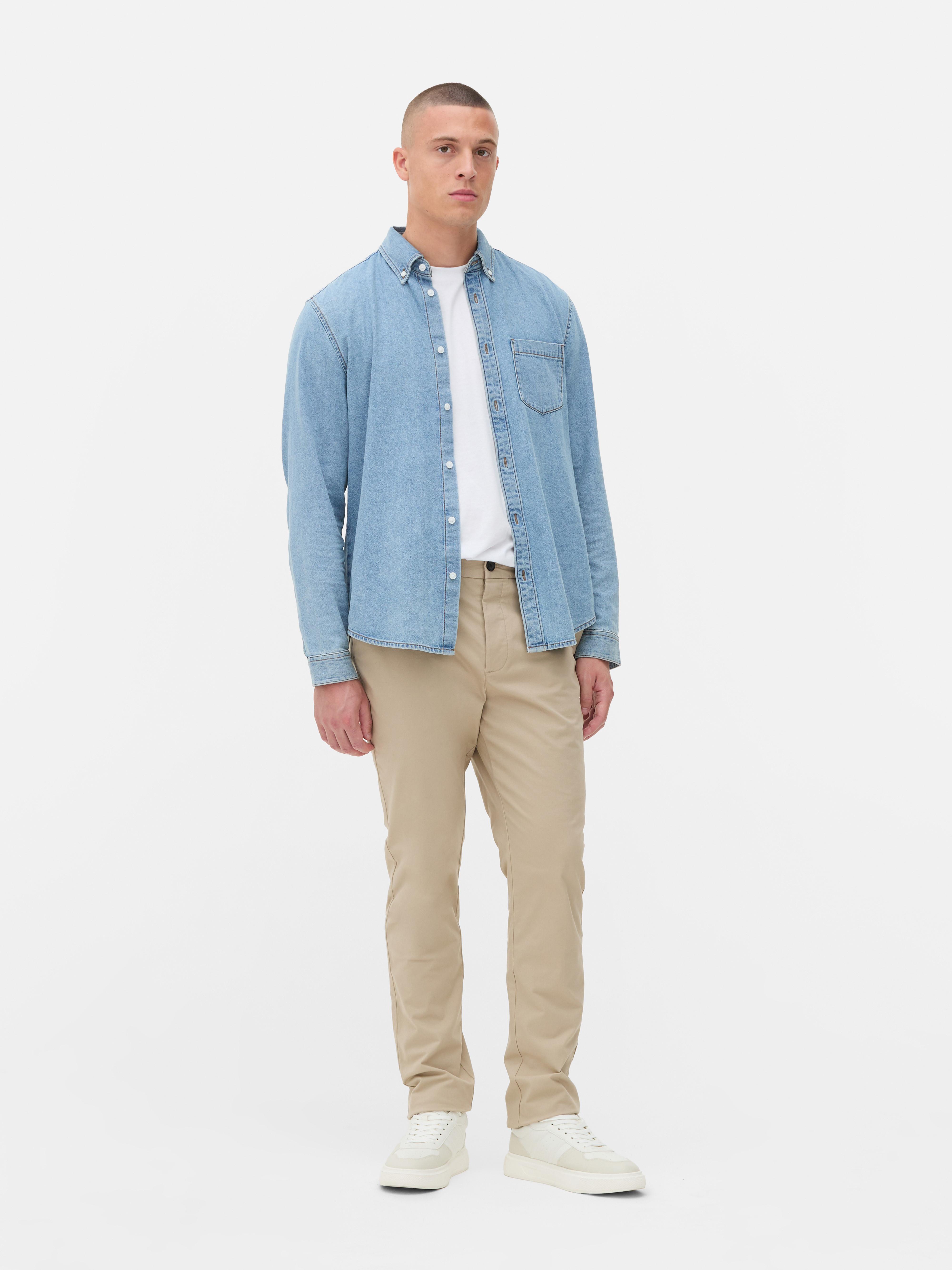 Pantaloni chino elastici, mulați. Pantaloni chino mulați, confecționați în principal din bumbac și cu buzunare laterale.