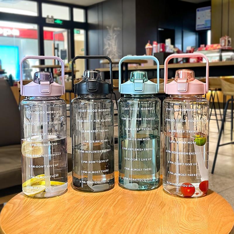 Gourde en plastique grande capacité de 2 L, tasse spatiale portable pour l'été, le sport et le fitness en extérieur, avec paille et outil pour boire
