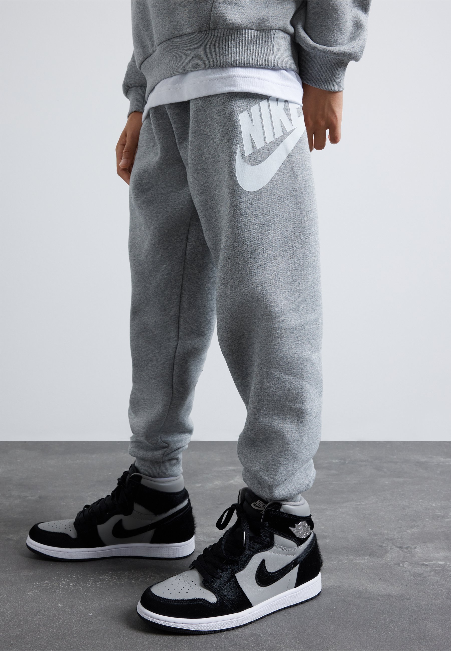 Nike Sportswear CLUB UNISEX - Trainingsbroek - donkergrijs gemêleerd/basisgrijs/wit