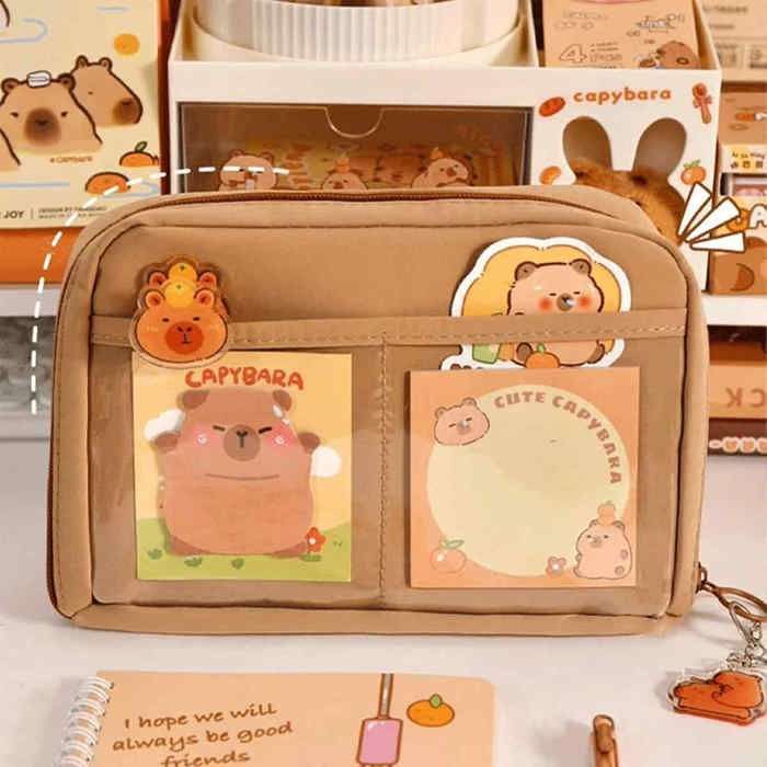 Set de papelería Capybara - Estuche para lápices estético - Compartimentos prácticos - Bolígrafos incluidos - Duradero