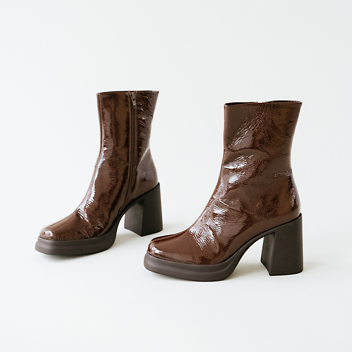 Boots à bouts carrés et plateformes  en vernis plissé marron