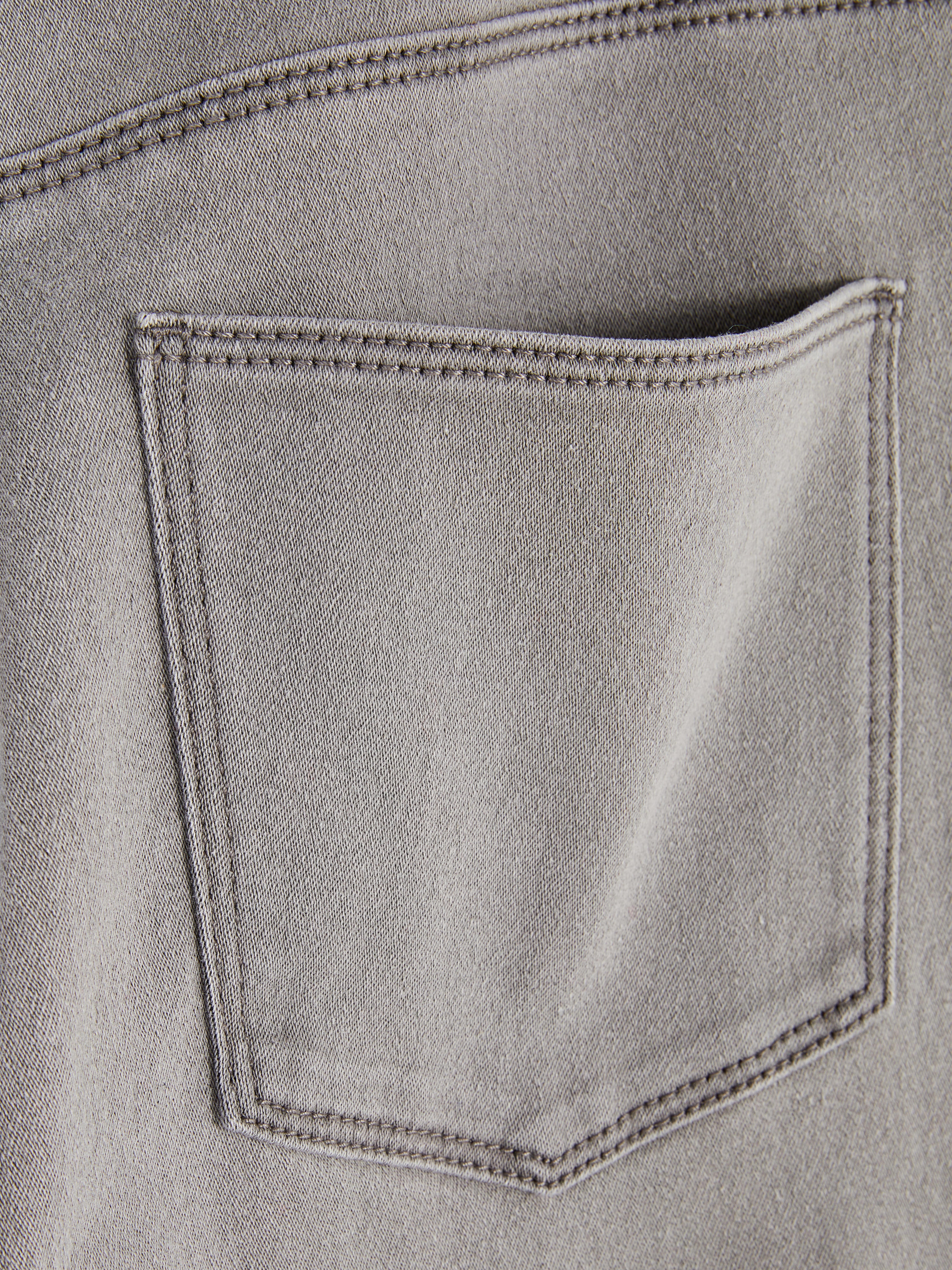 Blugi skinny simpli cu talie medie. Blugii sunt un must-have, iar noi adorăm acest stil mulat.