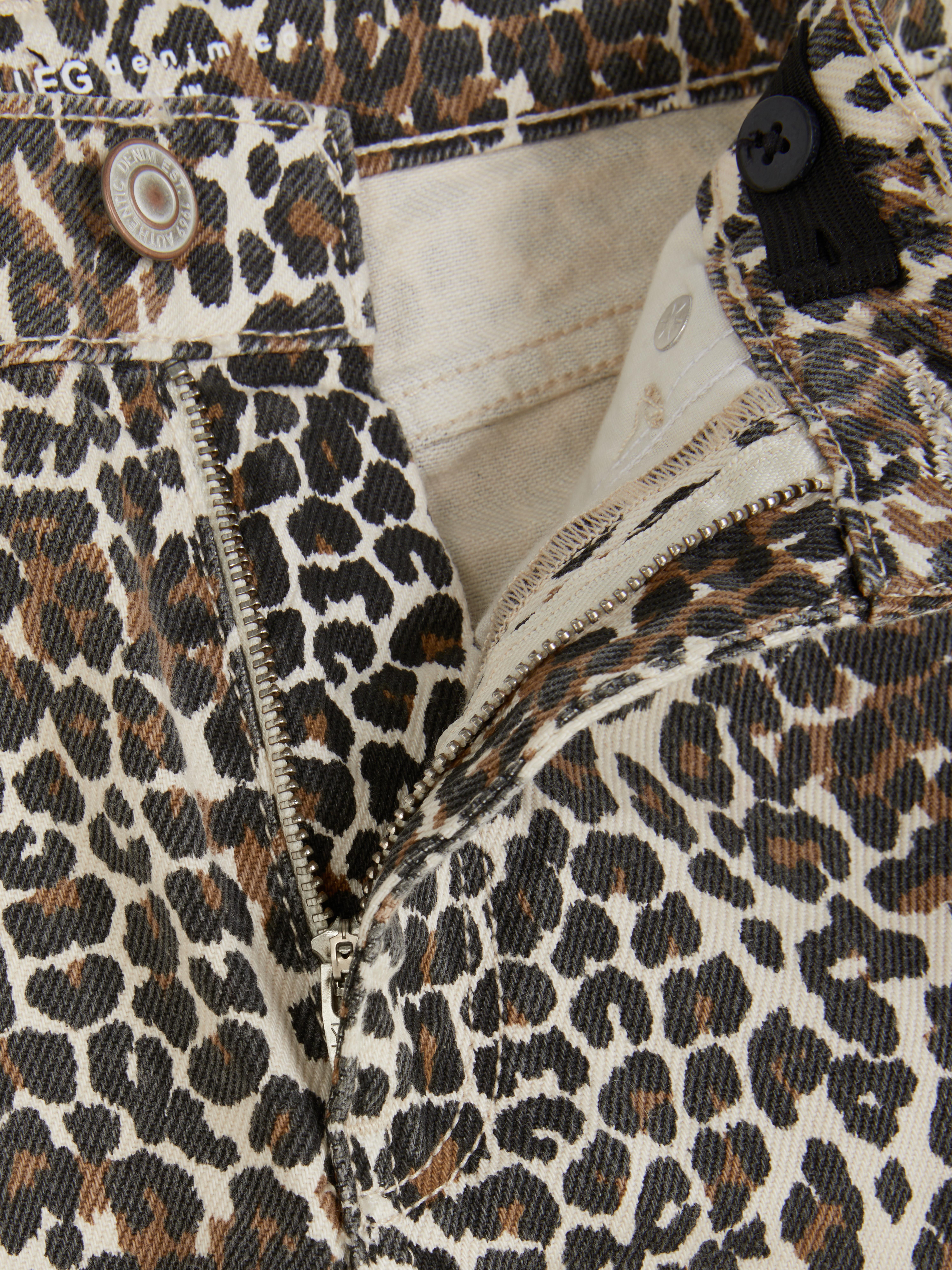 Weit geschnittene Jeans mit Leopardenmuster. Weit geschnittene Jeans mit Leopardenmotiv.