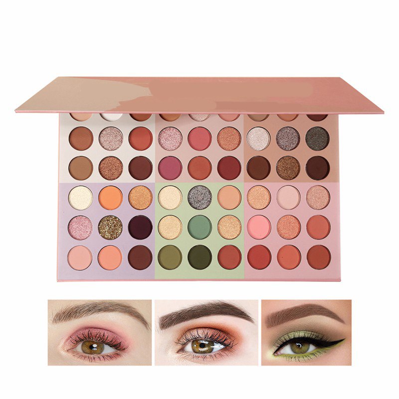 Palette de 54 fards à paupières aux teintes terreuses, nacrés, mats et pailletés. Maquillage, cosmétiques TSLM1