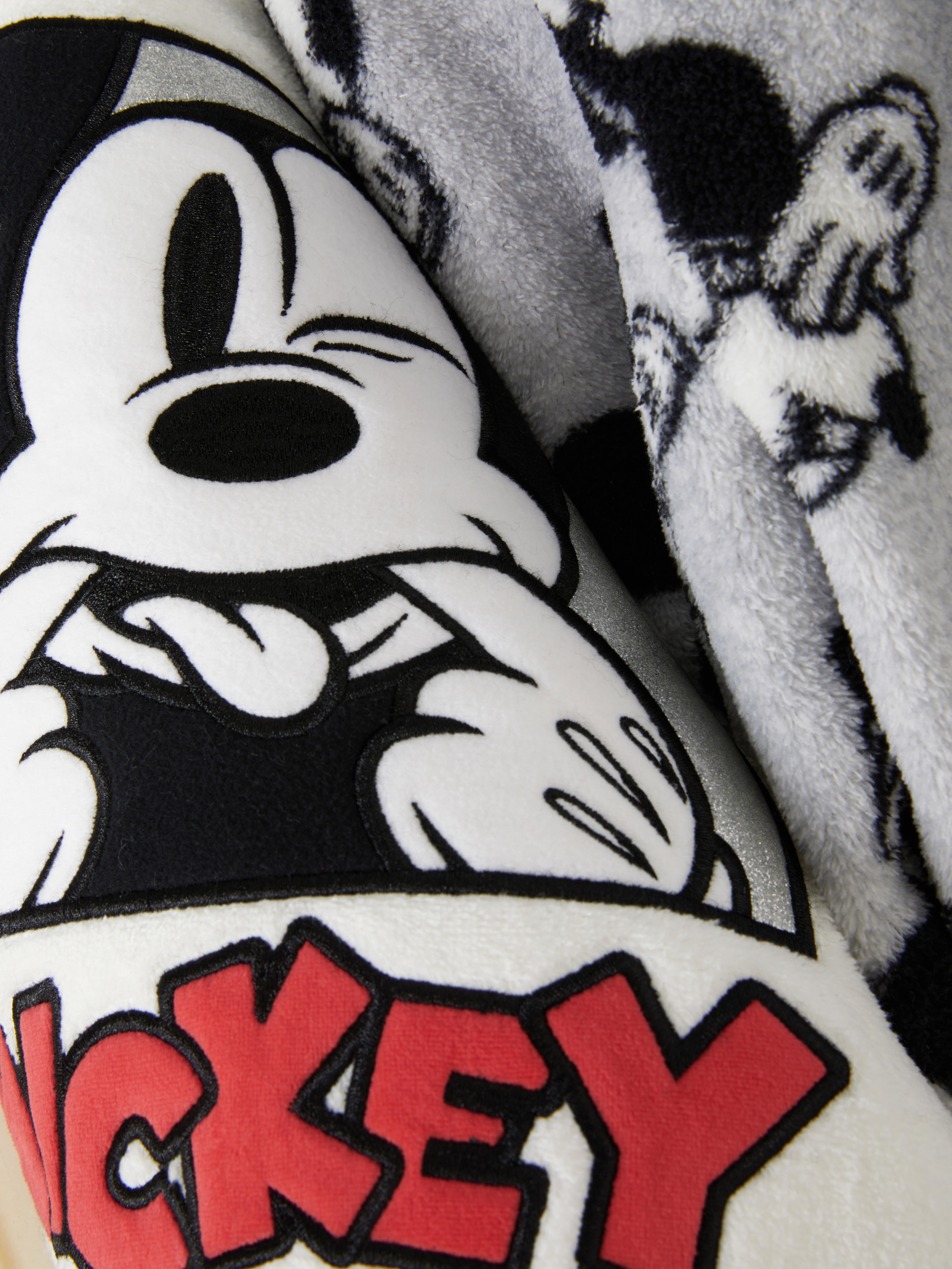 Pijamale Disney cu mânecă lungă din fleece. Un set de pijamale din două piese, cu un top cu mânecă lungă cu Mickey Mouse și pantaloni asortați.