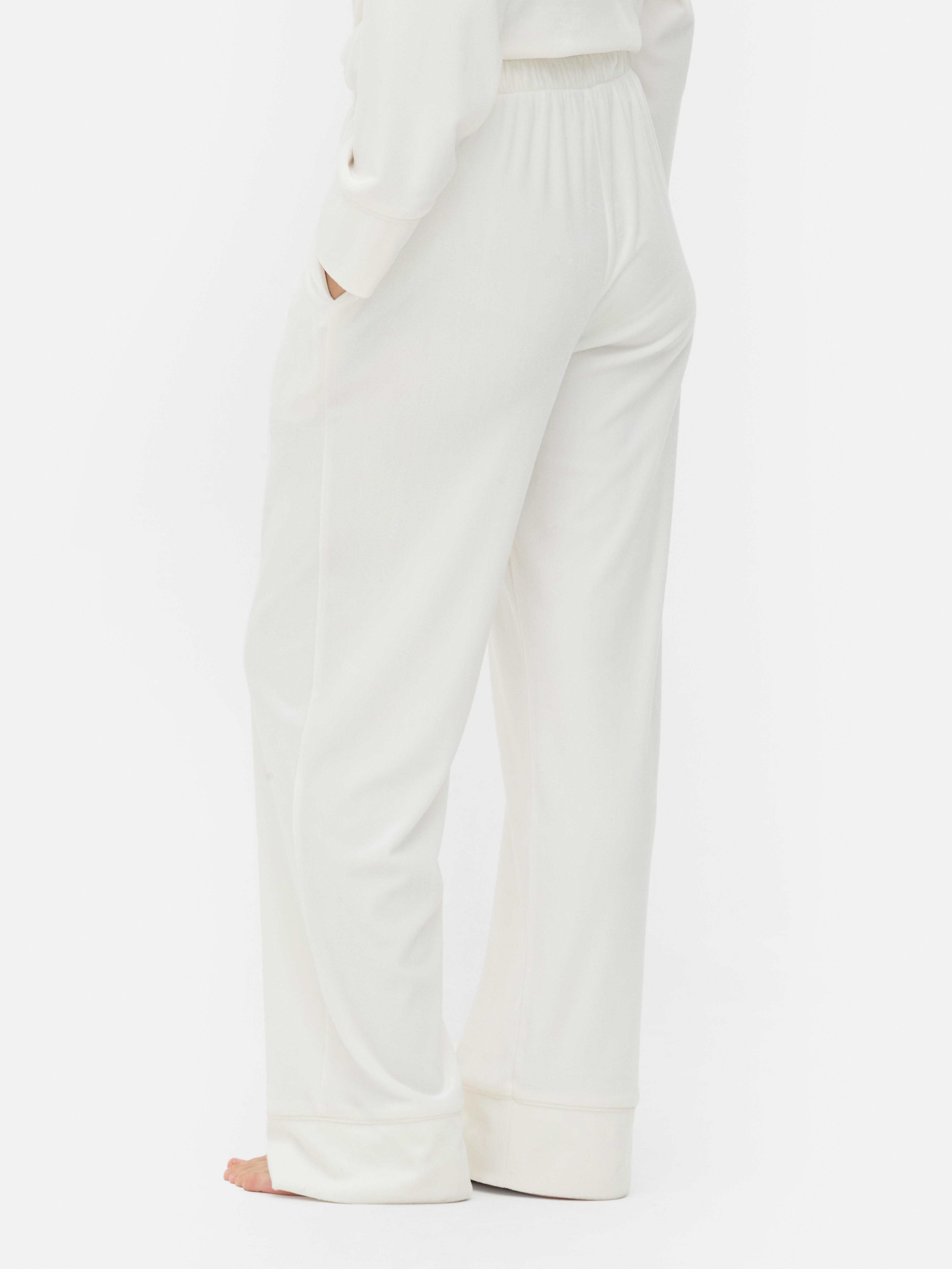 Pantaloni de pijama cu croială largă din fleece minky. Dormiți în lux în acești pantaloni de pijama cu croială largă din fleece minky moale.