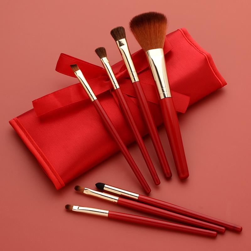 7-delige make-upkwastenset met make-uptasje: oogschaduw, wenkbrauw, foundation, lippen, make-uptools, gezichtskwastenset, rood