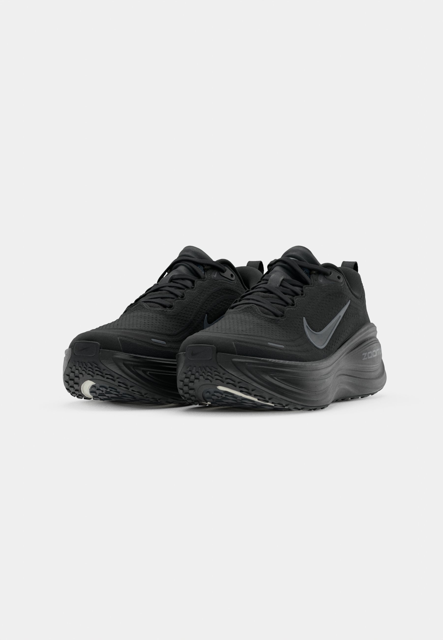 Nike Performance VOMERO PLUS - Hardloopschoenen voor op de weg - zwart/donker rookgrijs/metallic donkergrijs/koelgrijs
