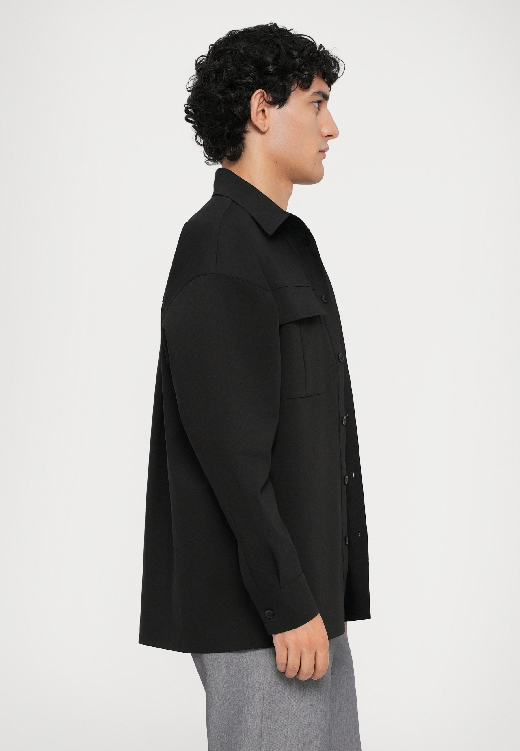 Chemise Essential Collective à double poche - noire