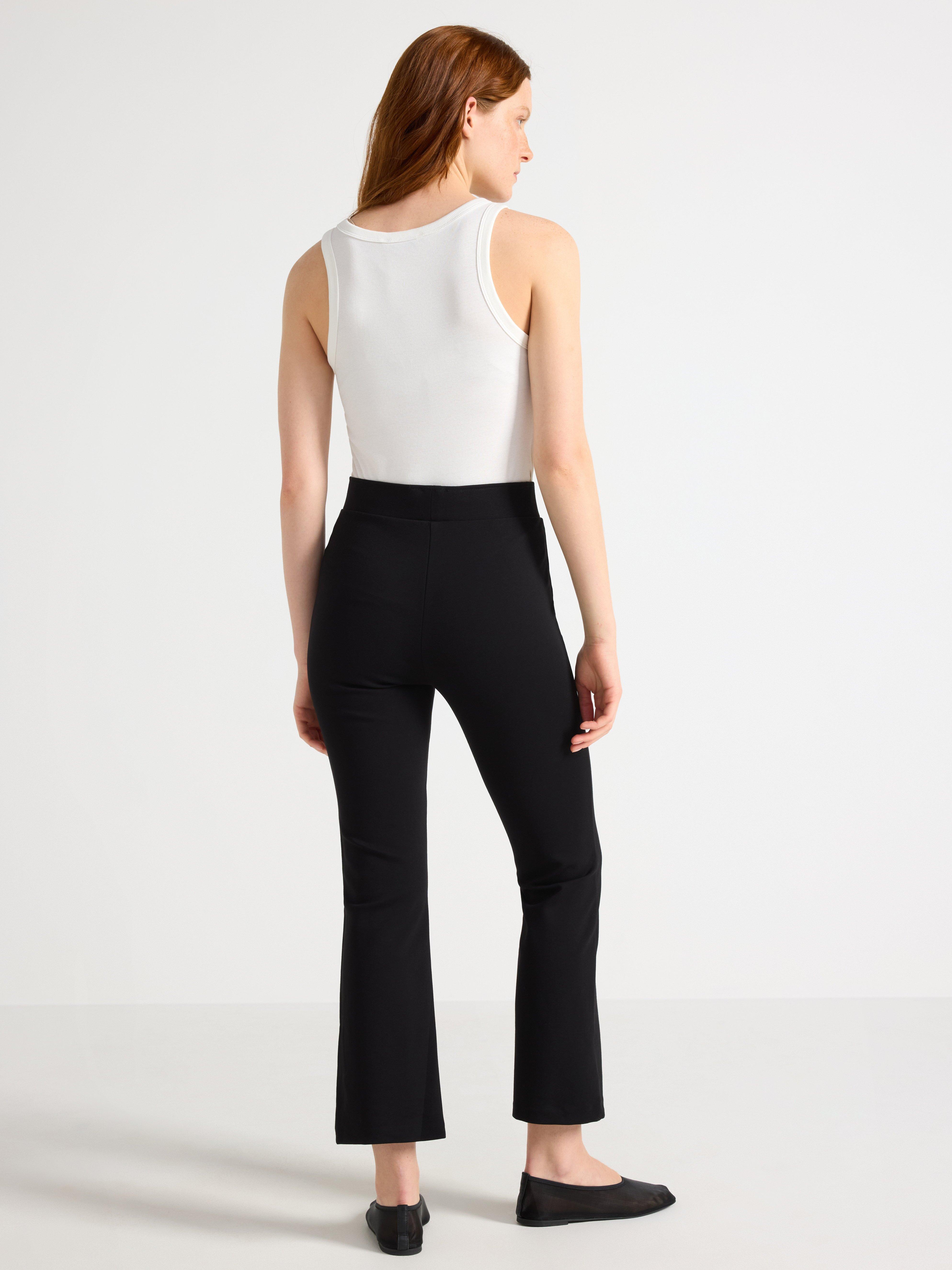 Calça cropped flare preta