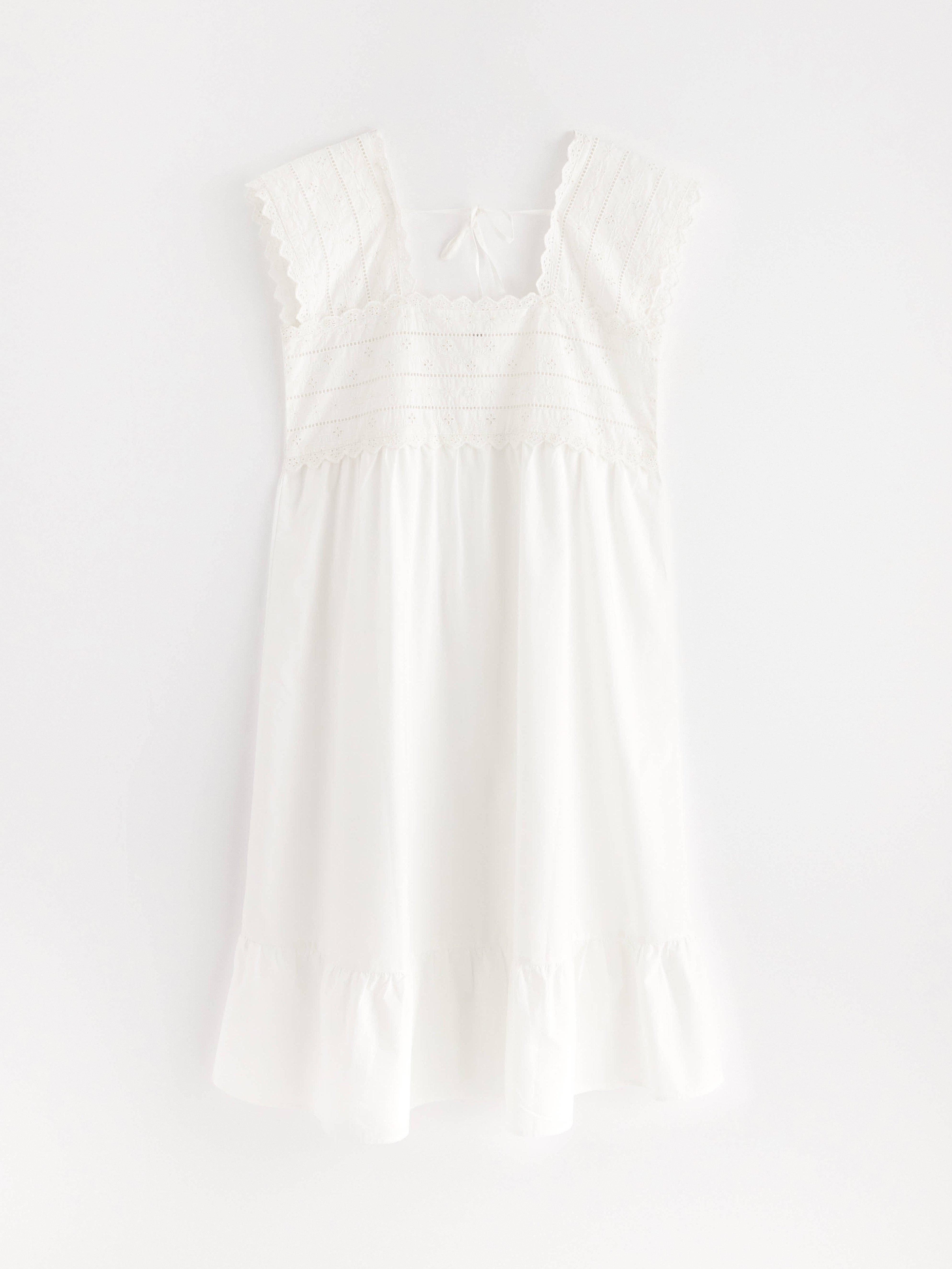 Camisola de dormir com bordado inglês branco