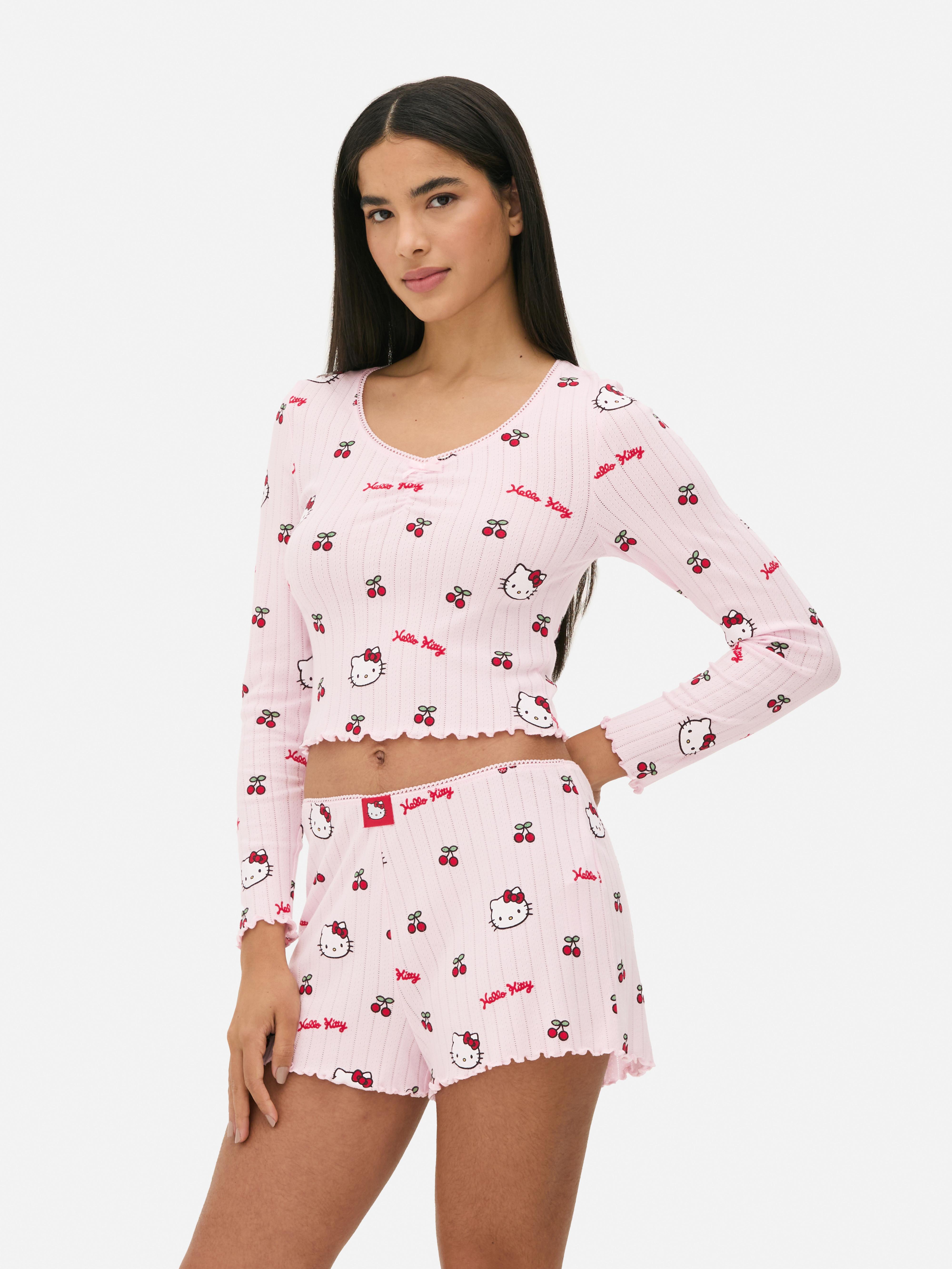 Top de pijama cu mânecă lungă și imprimeu Hello Kitty ajurat Un top de pijama Hello Kitty cu mâneci lungi, ajurat, garnitură picot și tiv festonat