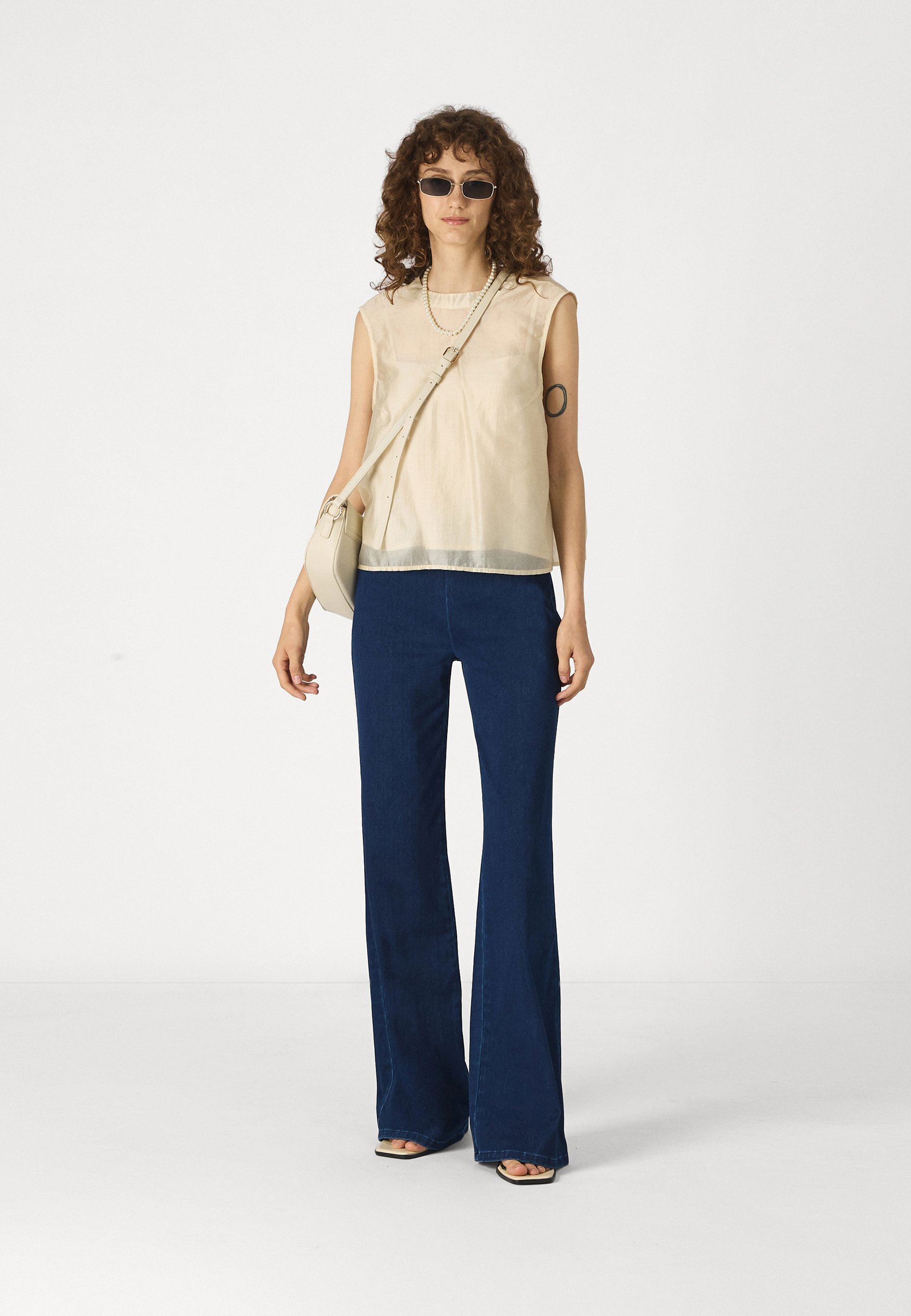 UNIQUEMENT SUR LVINNIE FLARED FIT PULL UP - Jean évasé - denim bleu foncé