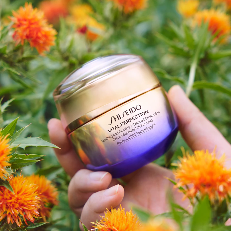 Shiseido Vital Perfection Uplifting and Firming Advanced Cream Soft, een lichte, verstevigende crème voor gebruik overdag en 's nachts.