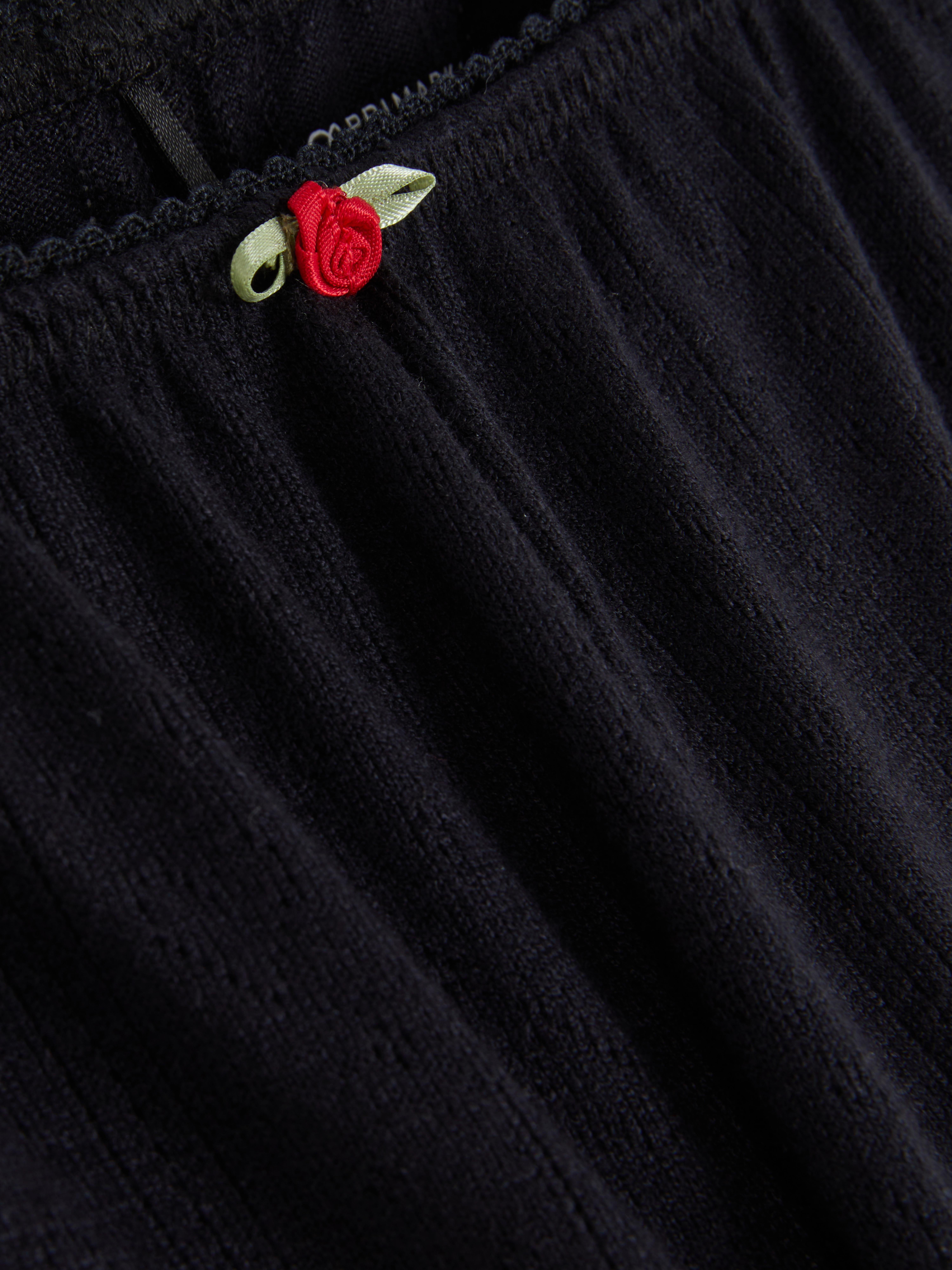 Pantaloni scurți de pijama cu ajurat și trandafiri. Pantaloni scurți de pijama cu ajurat, trandafiri și garnitură picot.