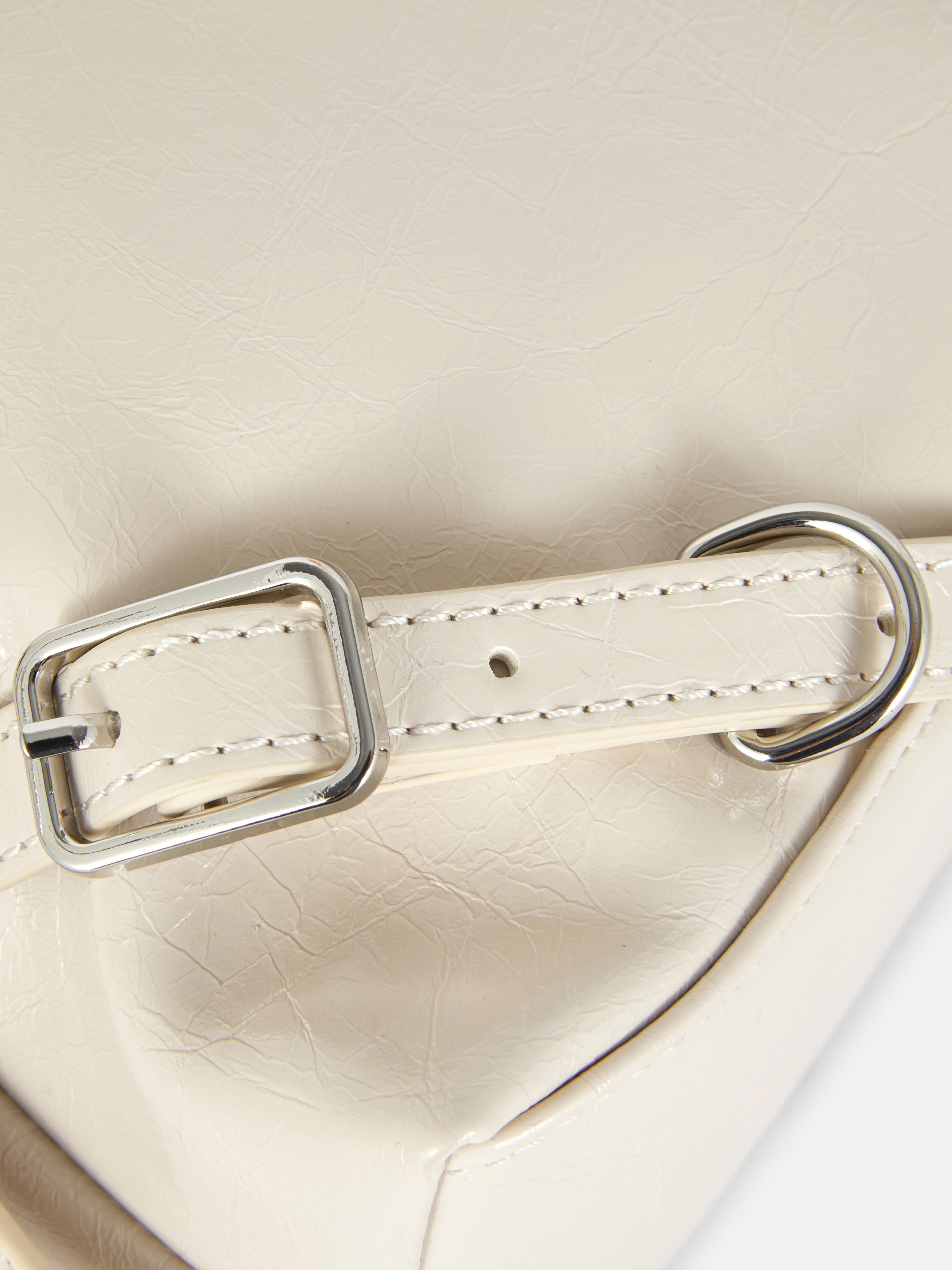 Schultertasche mit Riemendetails Eine auffällige Schultertasche mit einzigartigen Riemendetails
