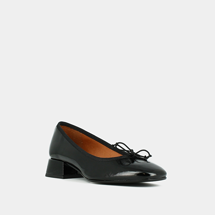 Ballerines à talons et bouts carrés  en vernis plissé noir