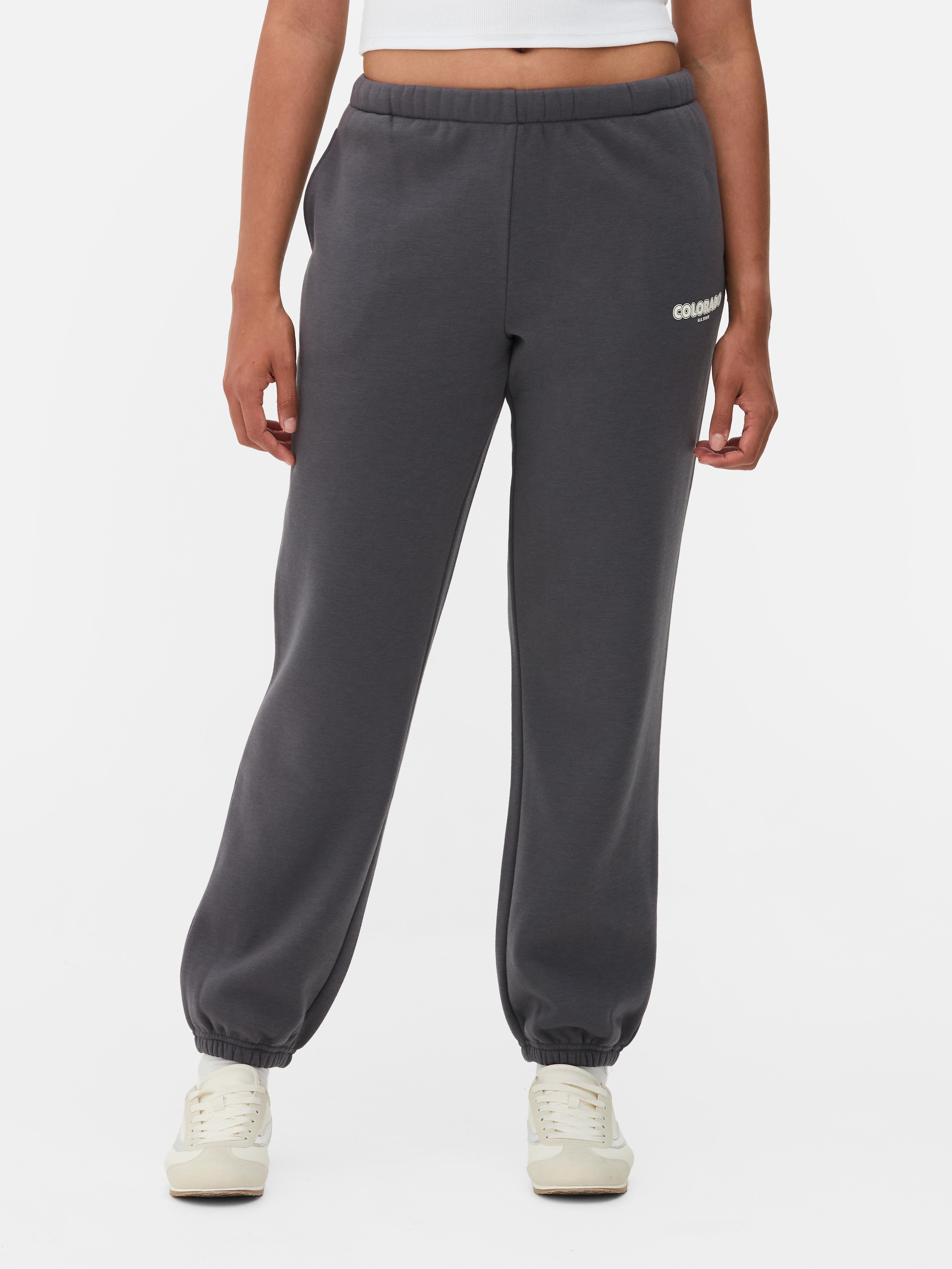 Matchende joggingbukser med ankelmanchetter. Joggingbukser med elastisk linning, sidelommer og ankelmanchetter.