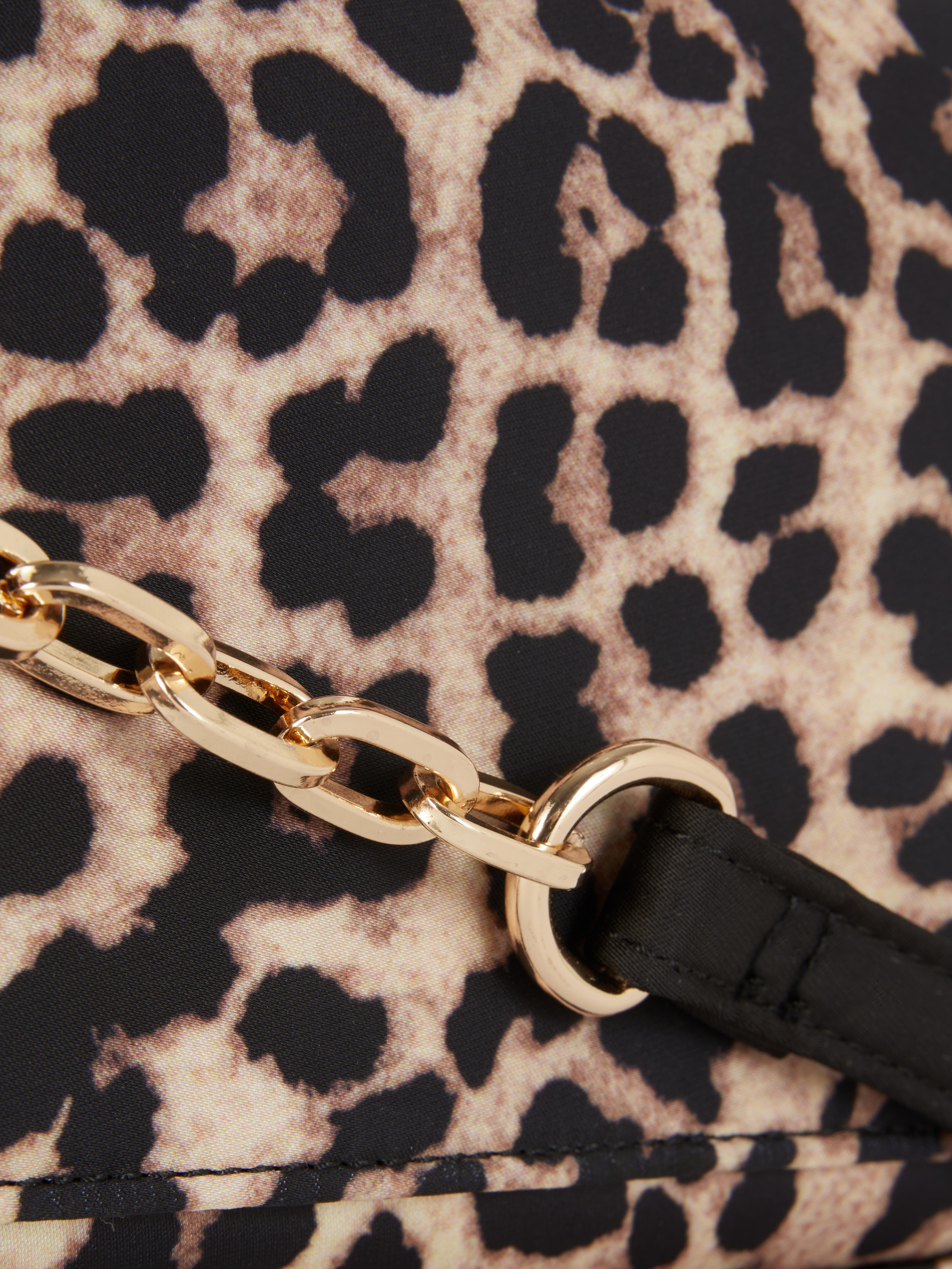 Schultertasche aus Satin mit Leopardenmuster. Eine Satinhandtasche mit zwei Riemen und auffälligem Leopardenmuster für einen ausdrucksstarken Look.