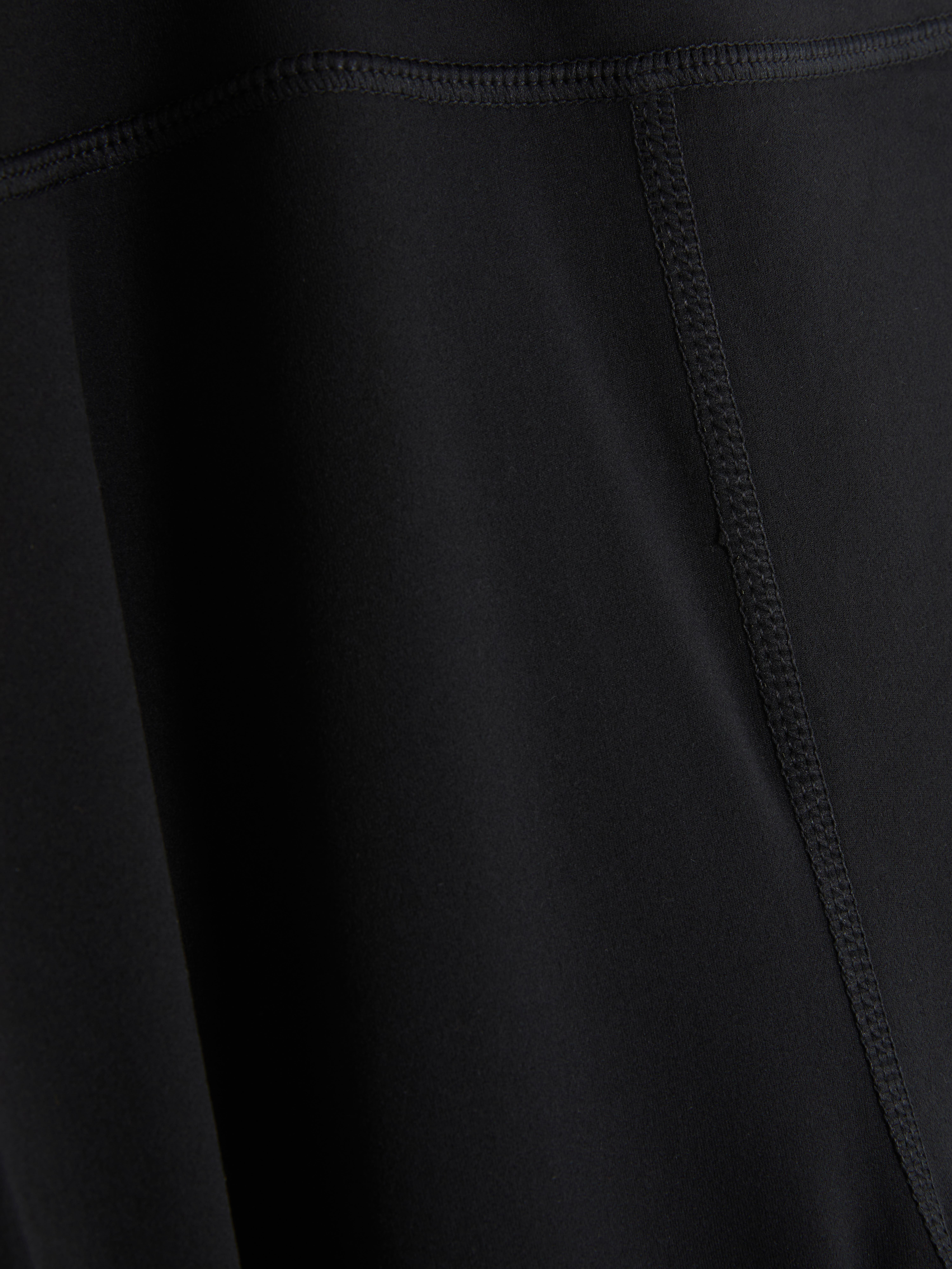 Széles szárú, rugalmas sportleggings. Rugalmas sportleggings széles szárral.