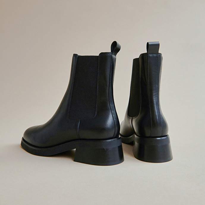 Boots à bouts ronds et élastiques  en cuir noir