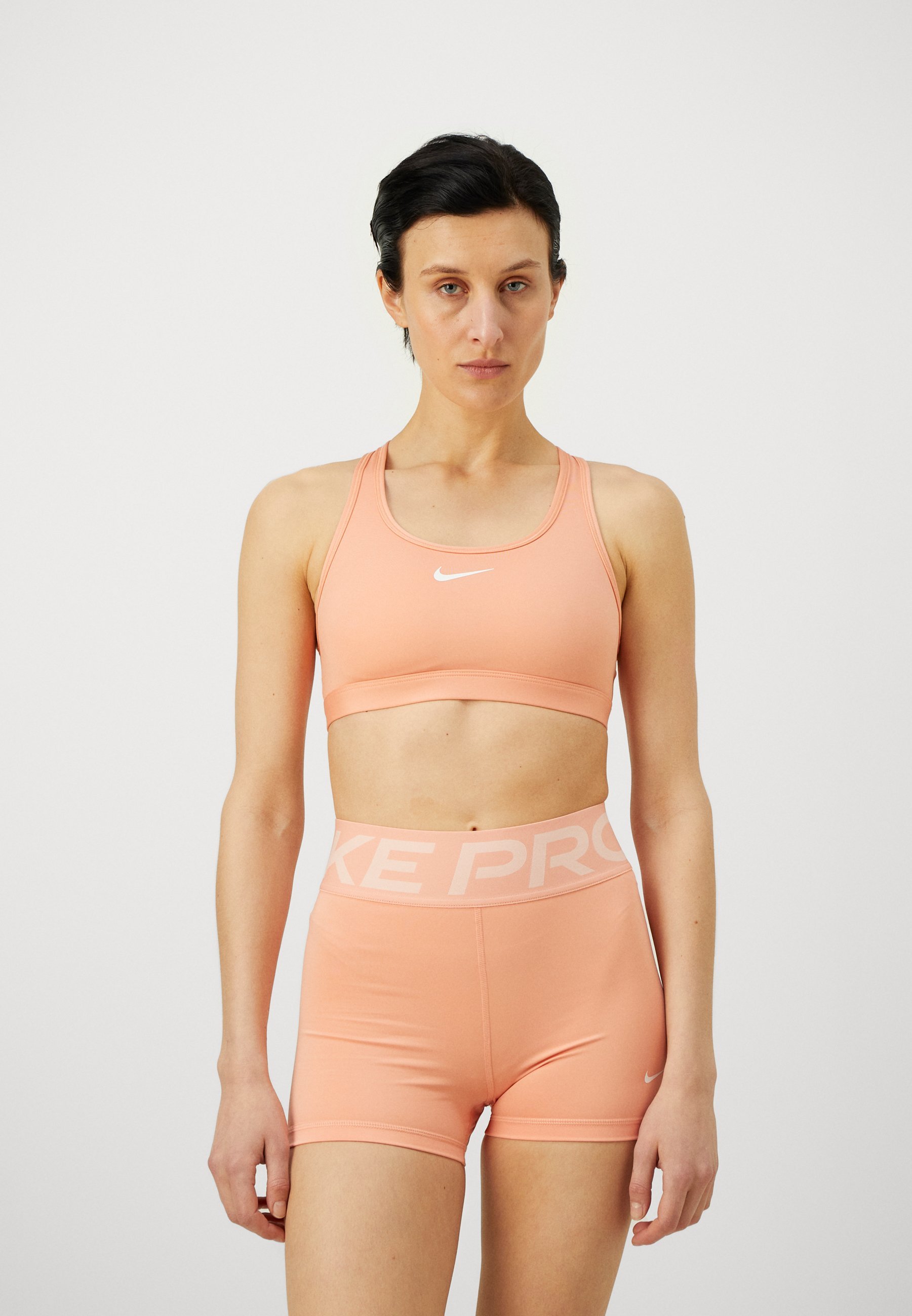 Nike Performance BRA - Sportbeha met gemiddelde ondersteuning - abrikoos agaat/wit
