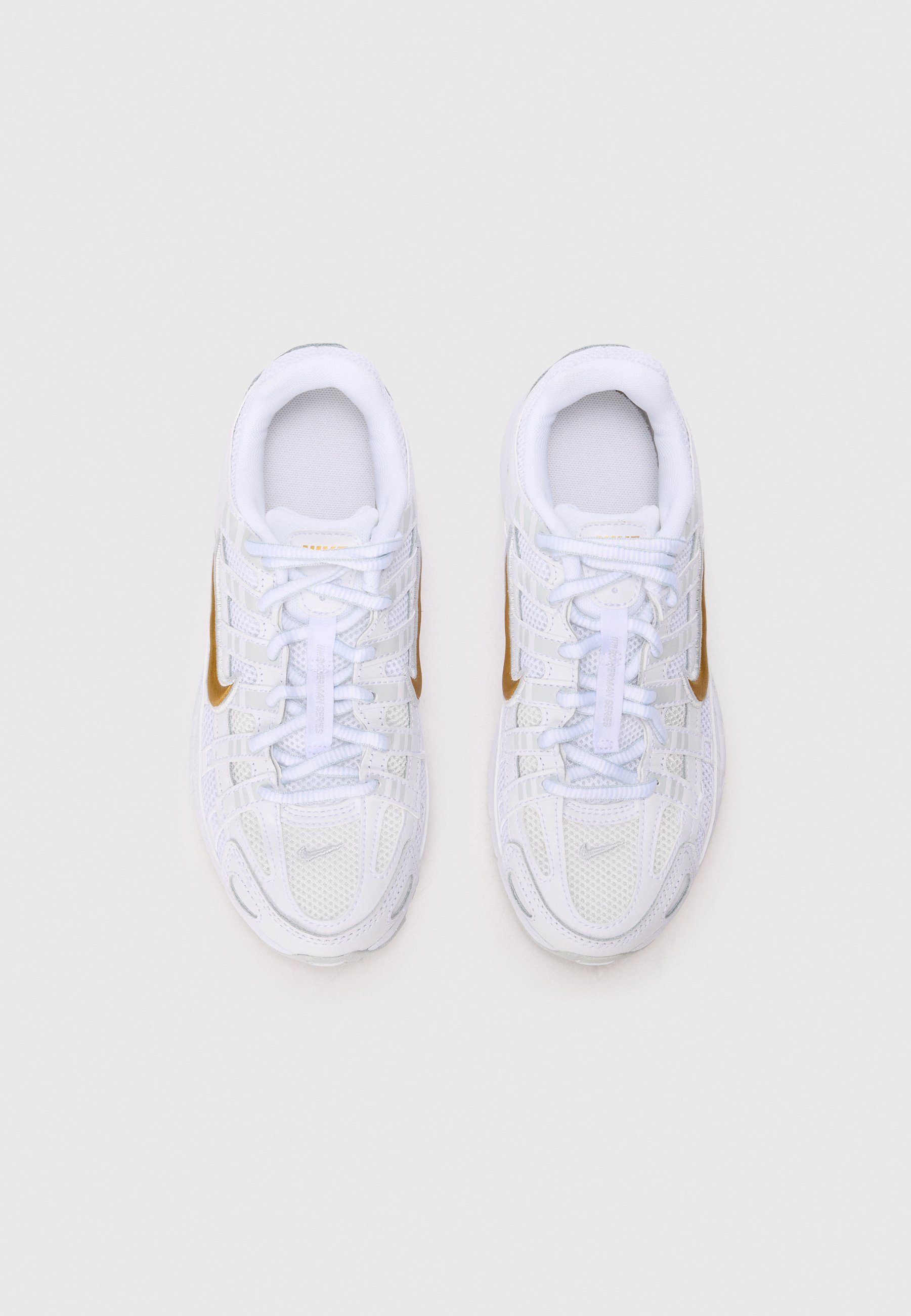 Nike Sportswear P 6000 UNISEX - Buty sportowe - białe/metaliczne złoto/czysta platyna