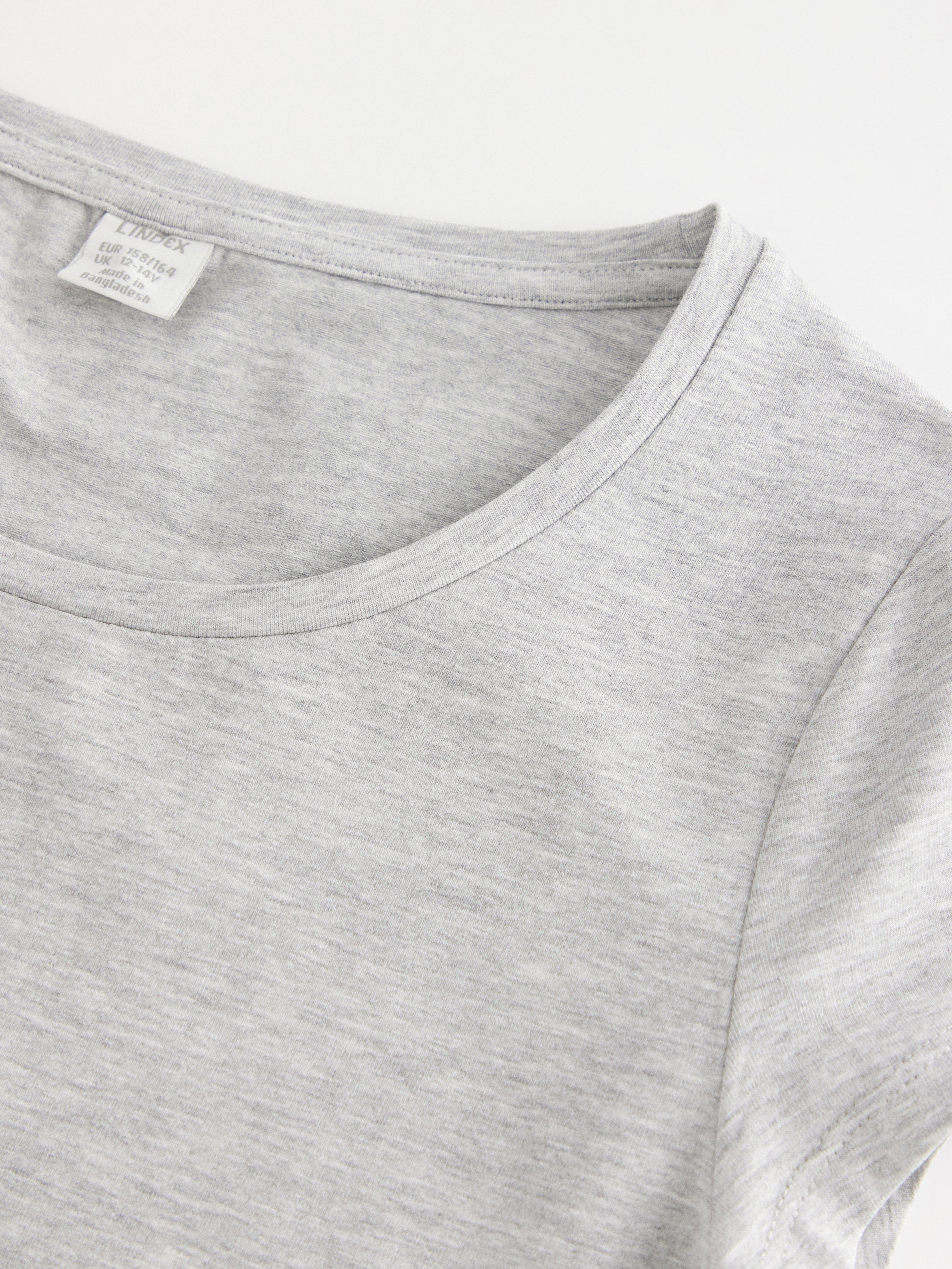 Top con mangas cortas, color gris claro jaspeado.