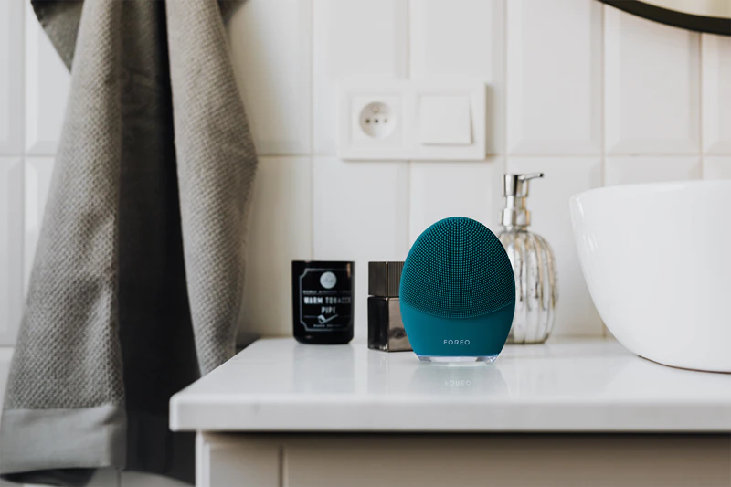 FOREO LUNA™4 Men prístroj na čistenie a spevňovanie tváre