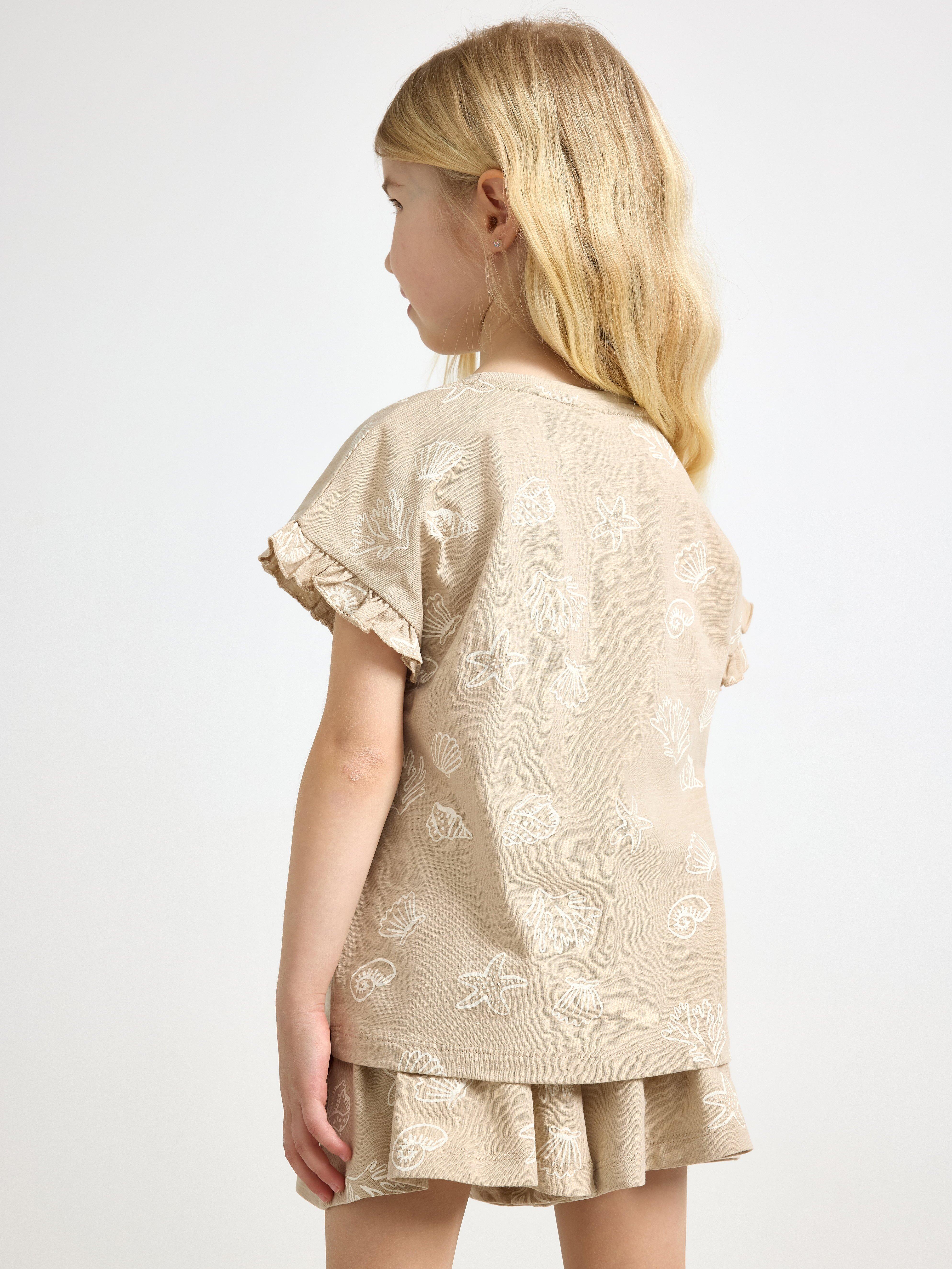 Top de manga corta color beige.