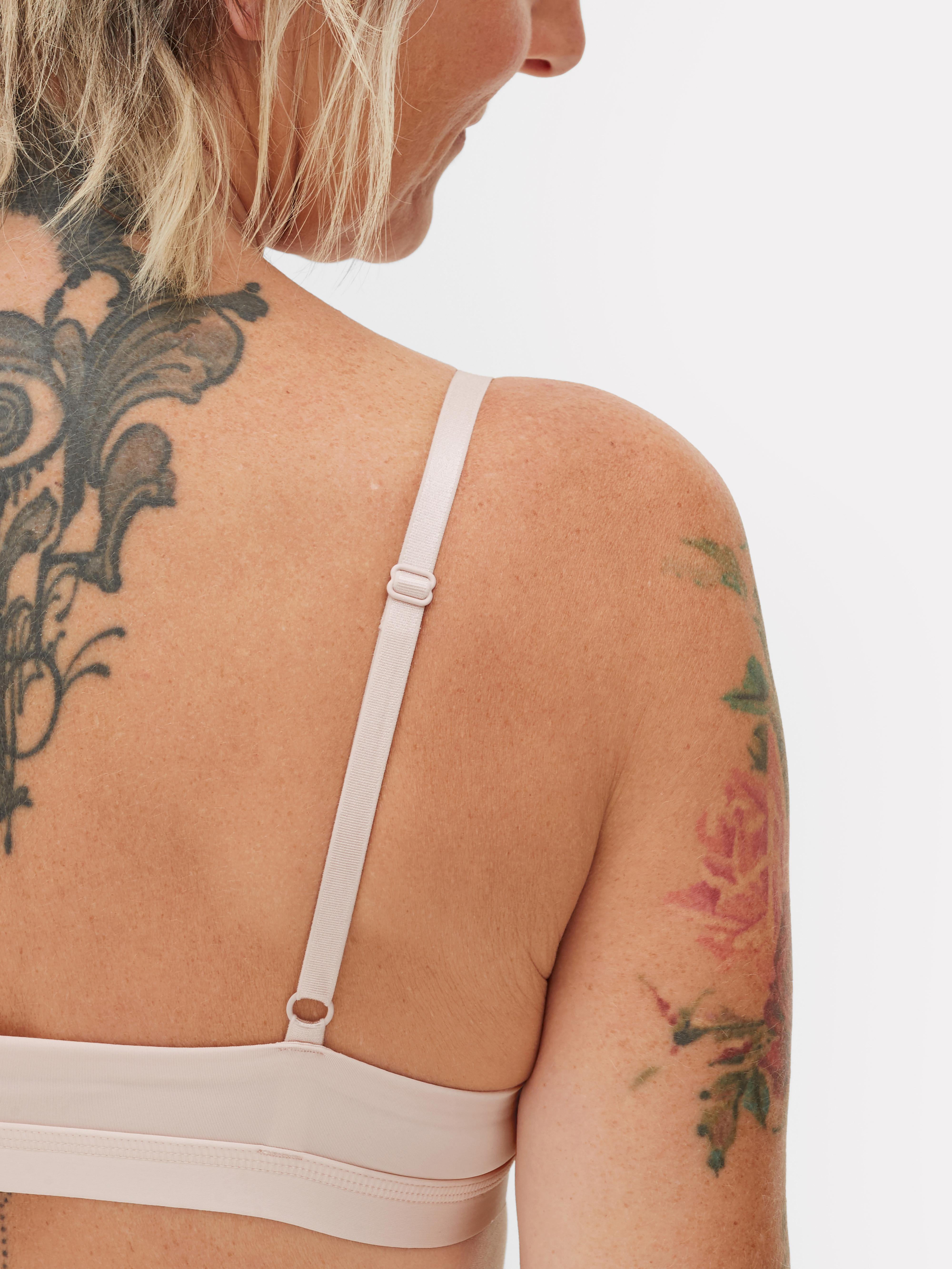 Set sutien triunghiular și tanga din microfibră. Acest set de lenjerie intimă, format din sutien triunghiular și tanga din microfibră, este o bază perfectă pentru confort.